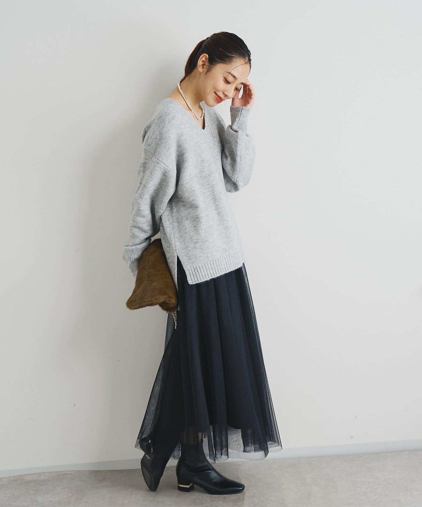 人氣單品・柔軟輕盈穿著感受 仿犛牛絨V領針織衫