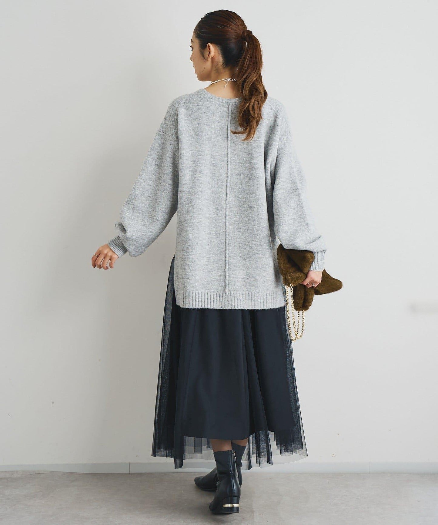 人氣單品・柔軟輕盈穿著感受 仿犛牛絨V領針織衫