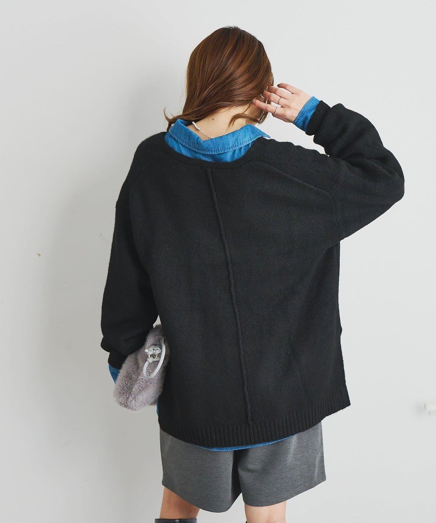 人氣單品・柔軟輕盈穿著感受 仿犛牛絨V領針織衫