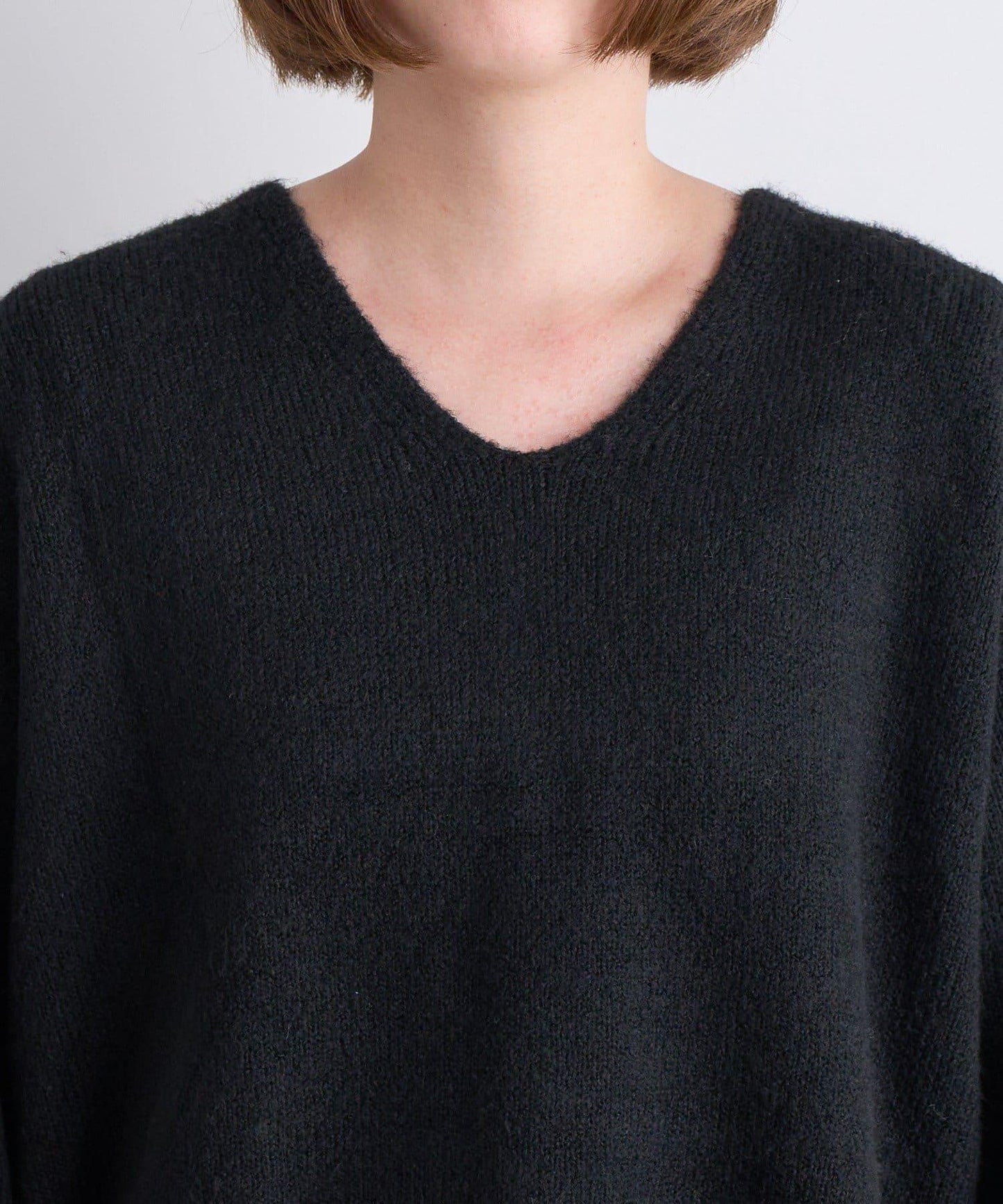 人氣單品・柔軟輕盈穿著感受 仿犛牛絨V領針織衫