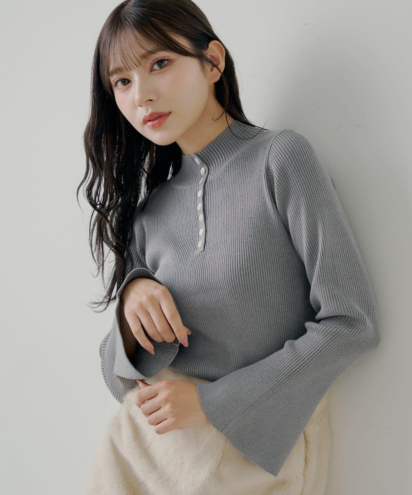 【SALON by Chico】喇叭袖不規則羅紋紐釦針織衫