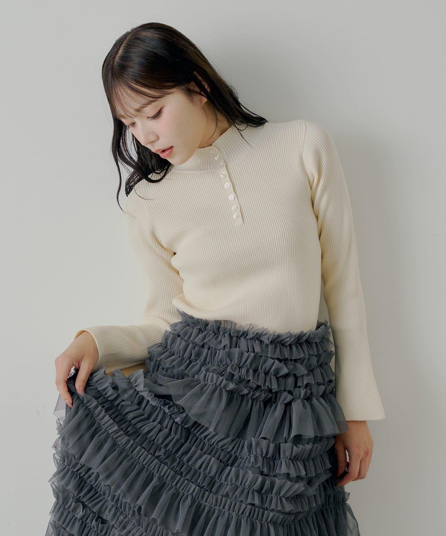 【SALON by Chico】喇叭袖不規則羅紋紐釦針織衫