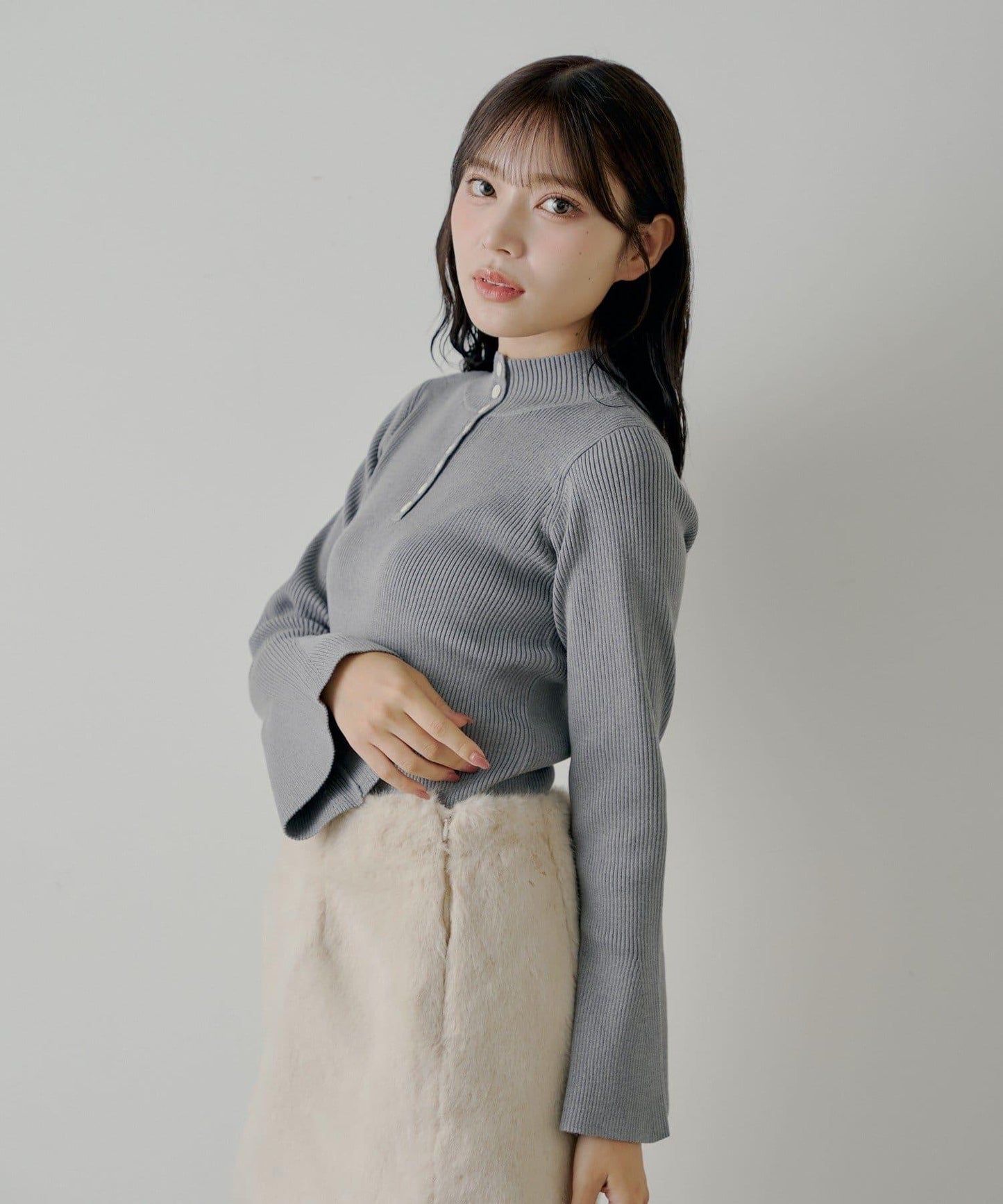 【SALON by Chico】喇叭袖不規則羅紋紐釦針織衫