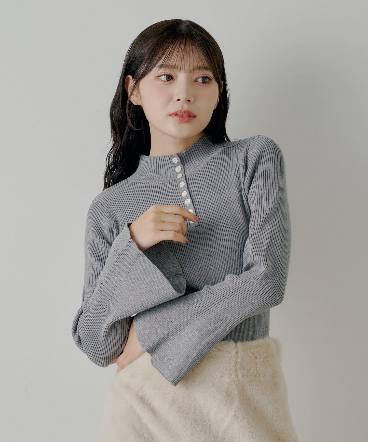 【SALON by Chico】喇叭袖不規則羅紋紐釦針織衫