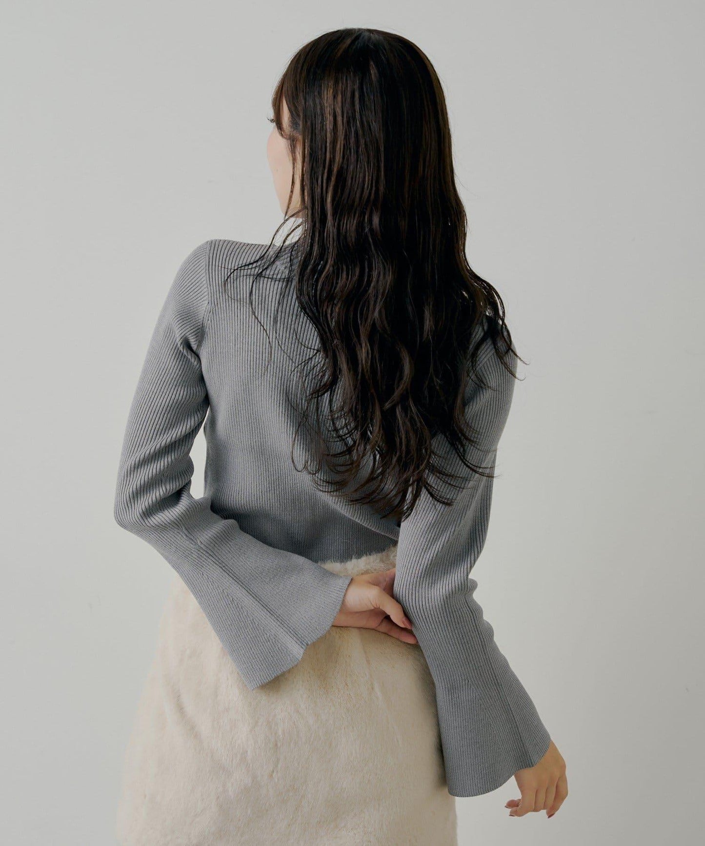 【SALON by Chico】喇叭袖不規則羅紋紐釦針織衫