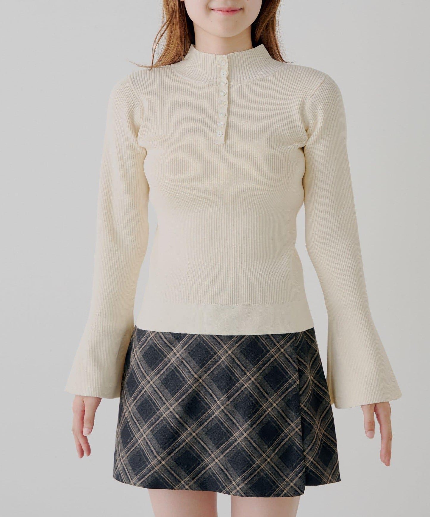 【SALON by Chico】喇叭袖不規則羅紋紐釦針織衫