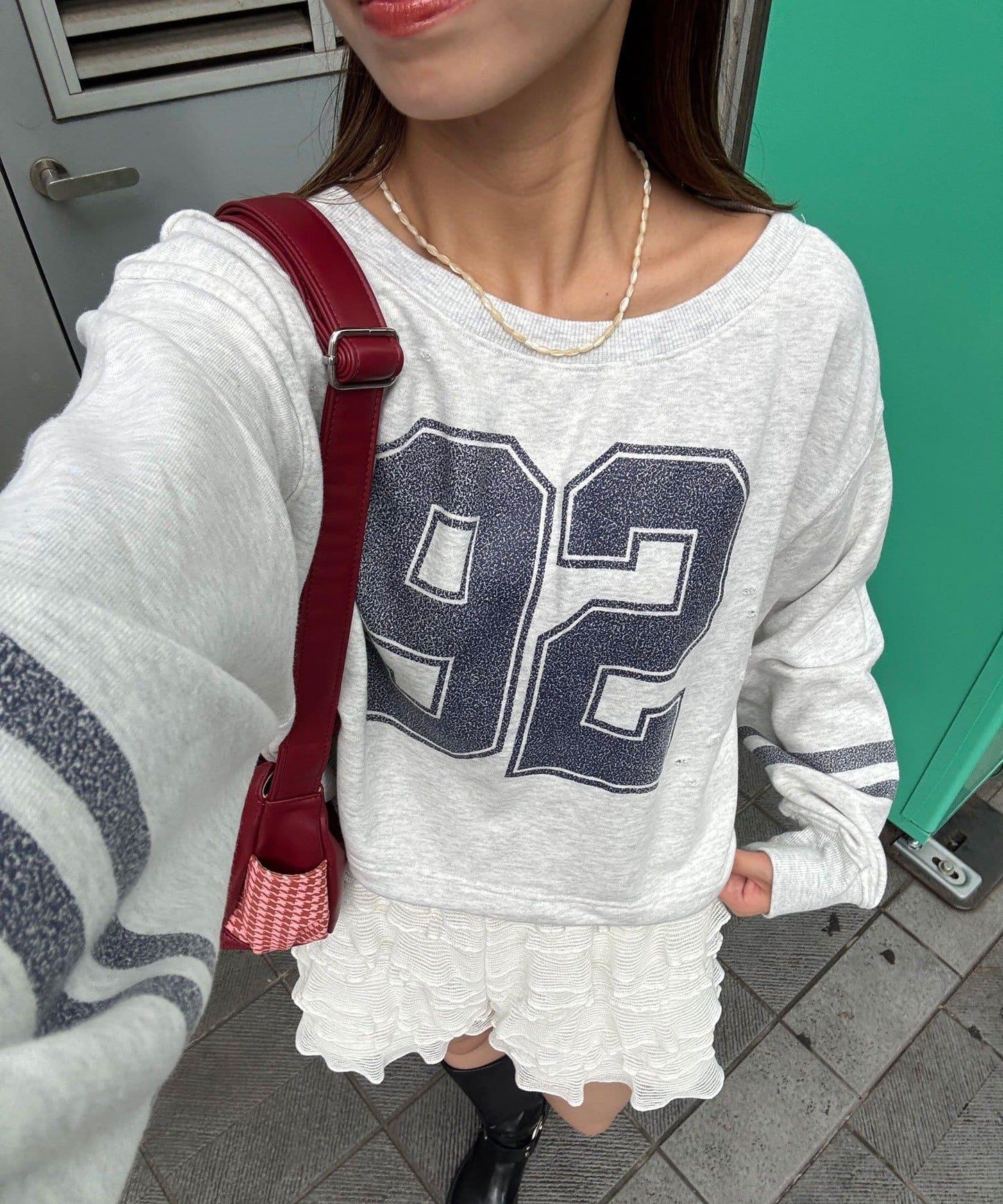 抽繩下襬數字印花短款衛衣