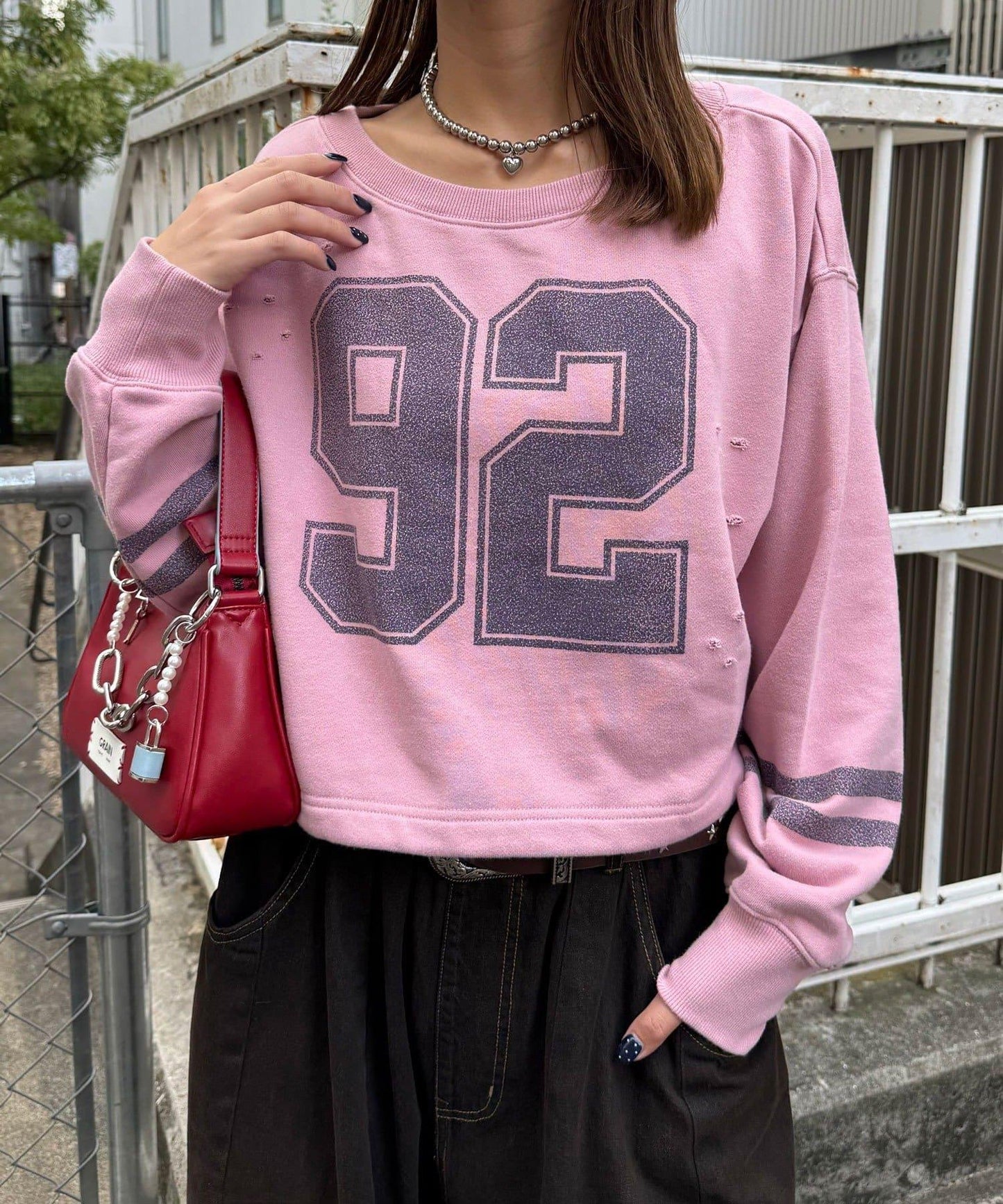 抽繩下襬數字印花短款衛衣