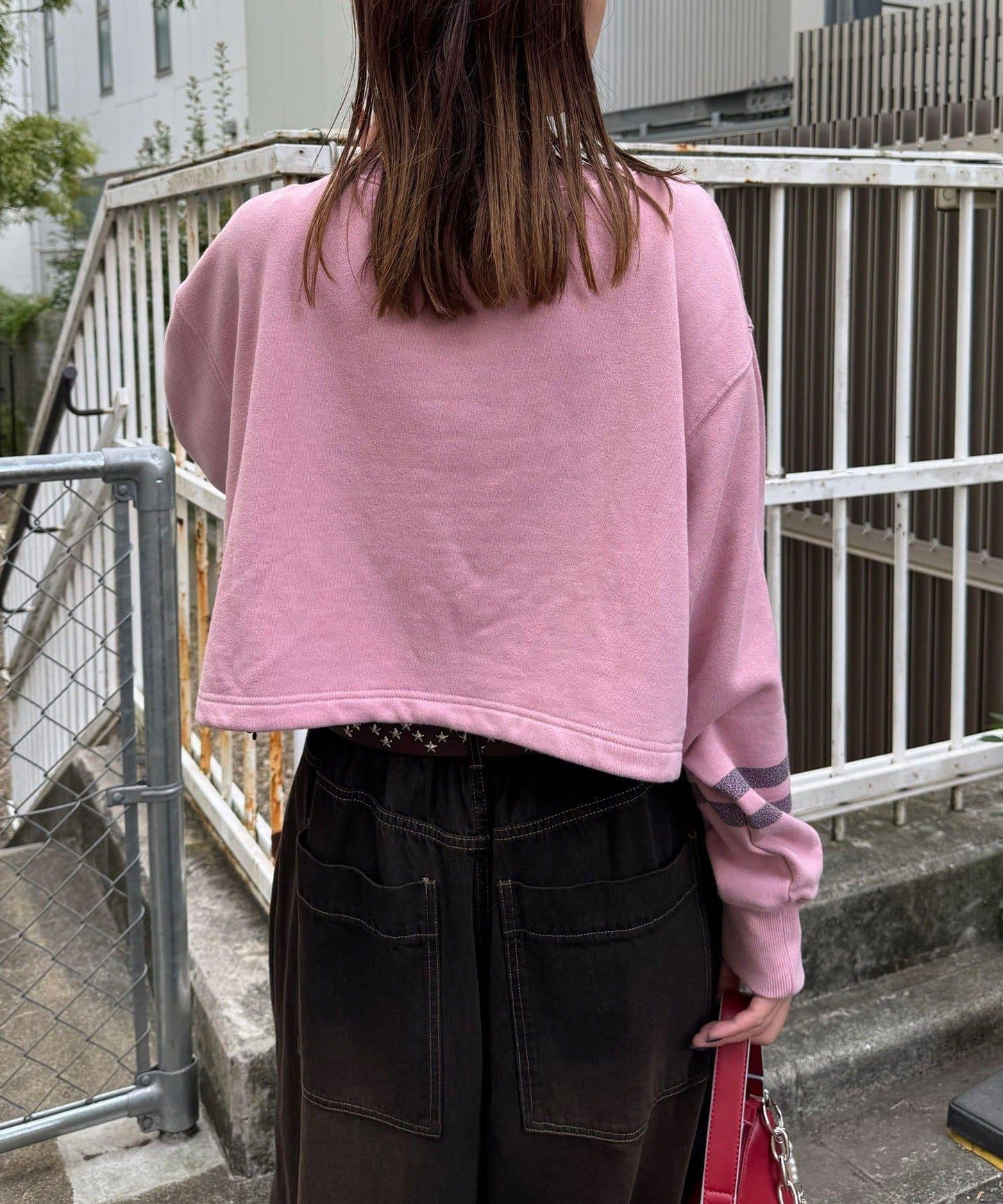 抽繩下襬數字印花短款衛衣