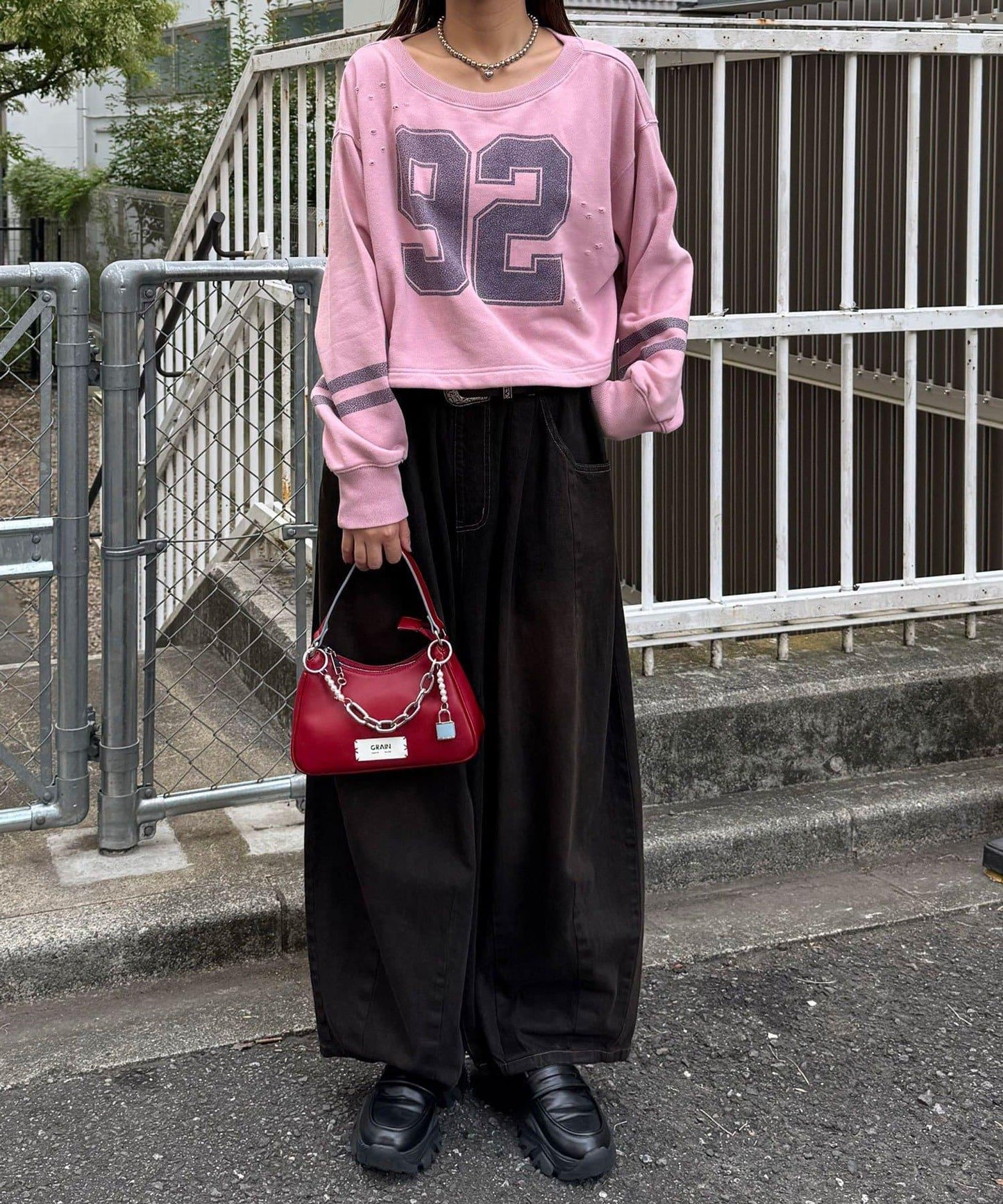 抽繩下襬數字印花短款衛衣