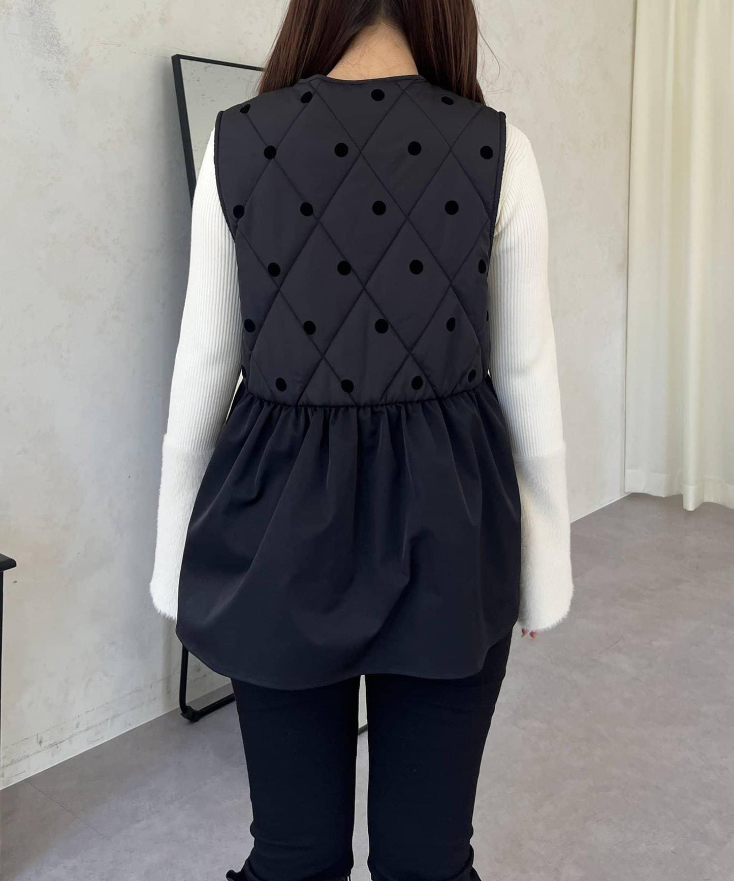 植絨波點絎縫荷葉邊背心