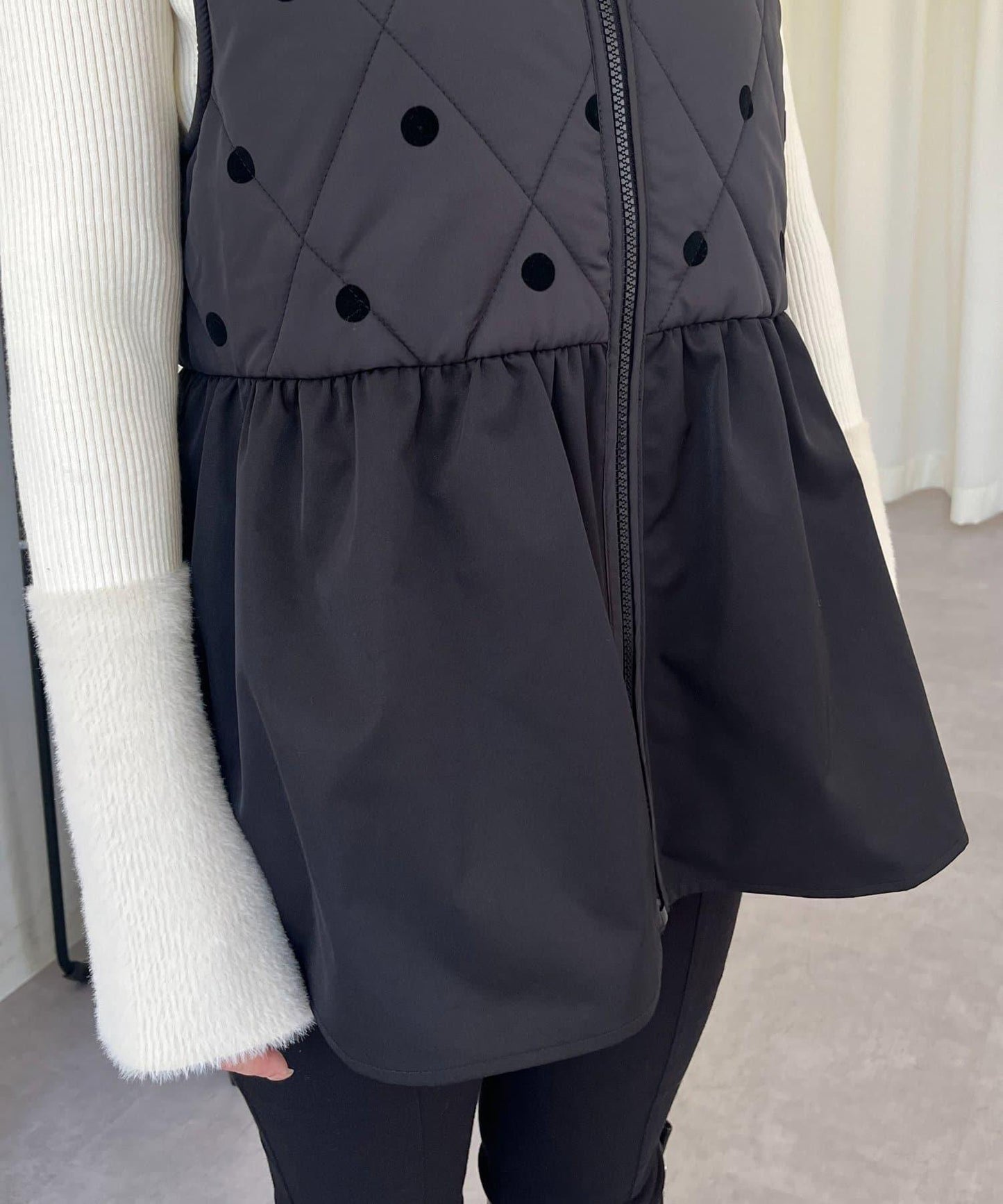 植絨波點絎縫荷葉邊背心