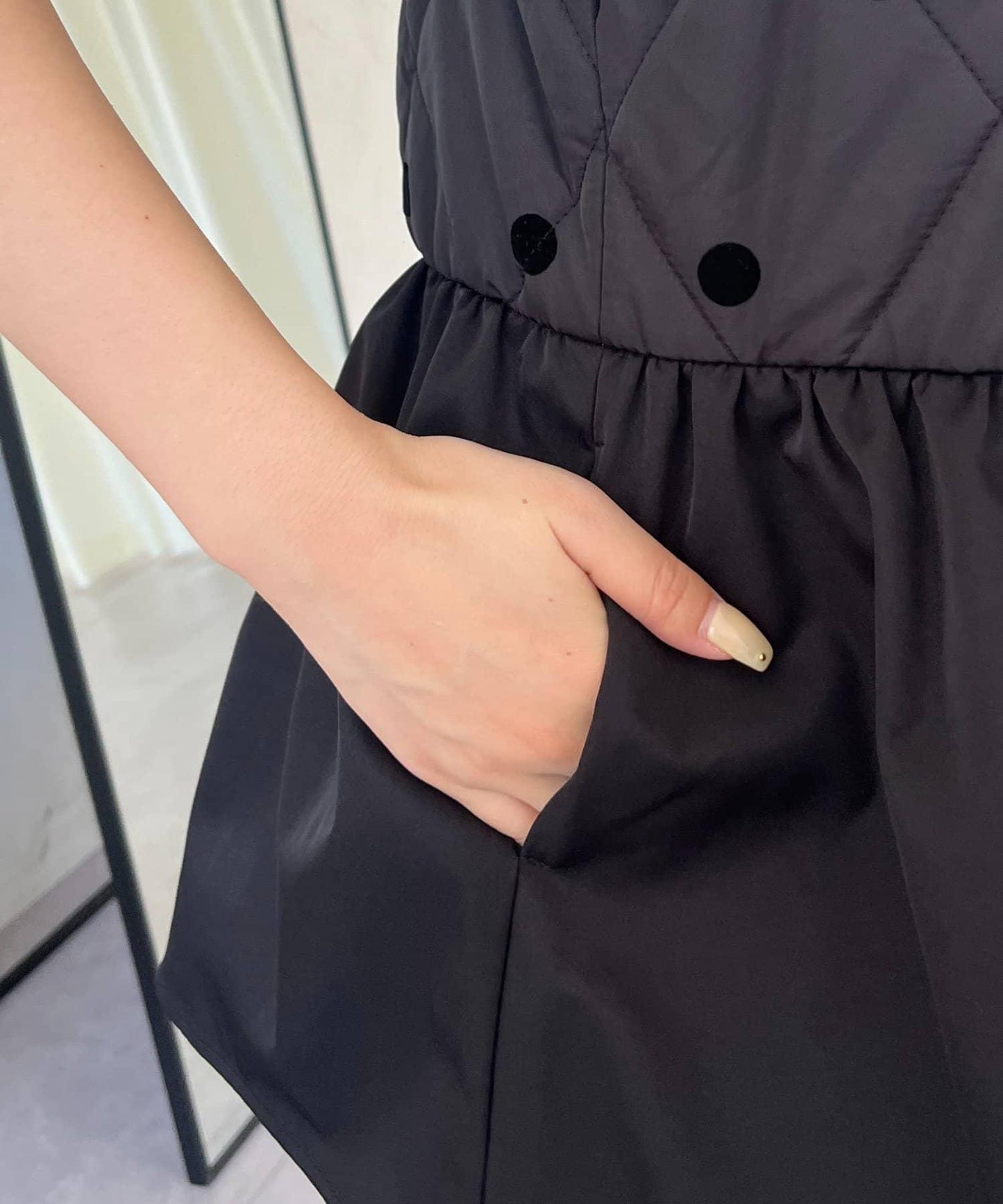 植絨波點絎縫荷葉邊背心