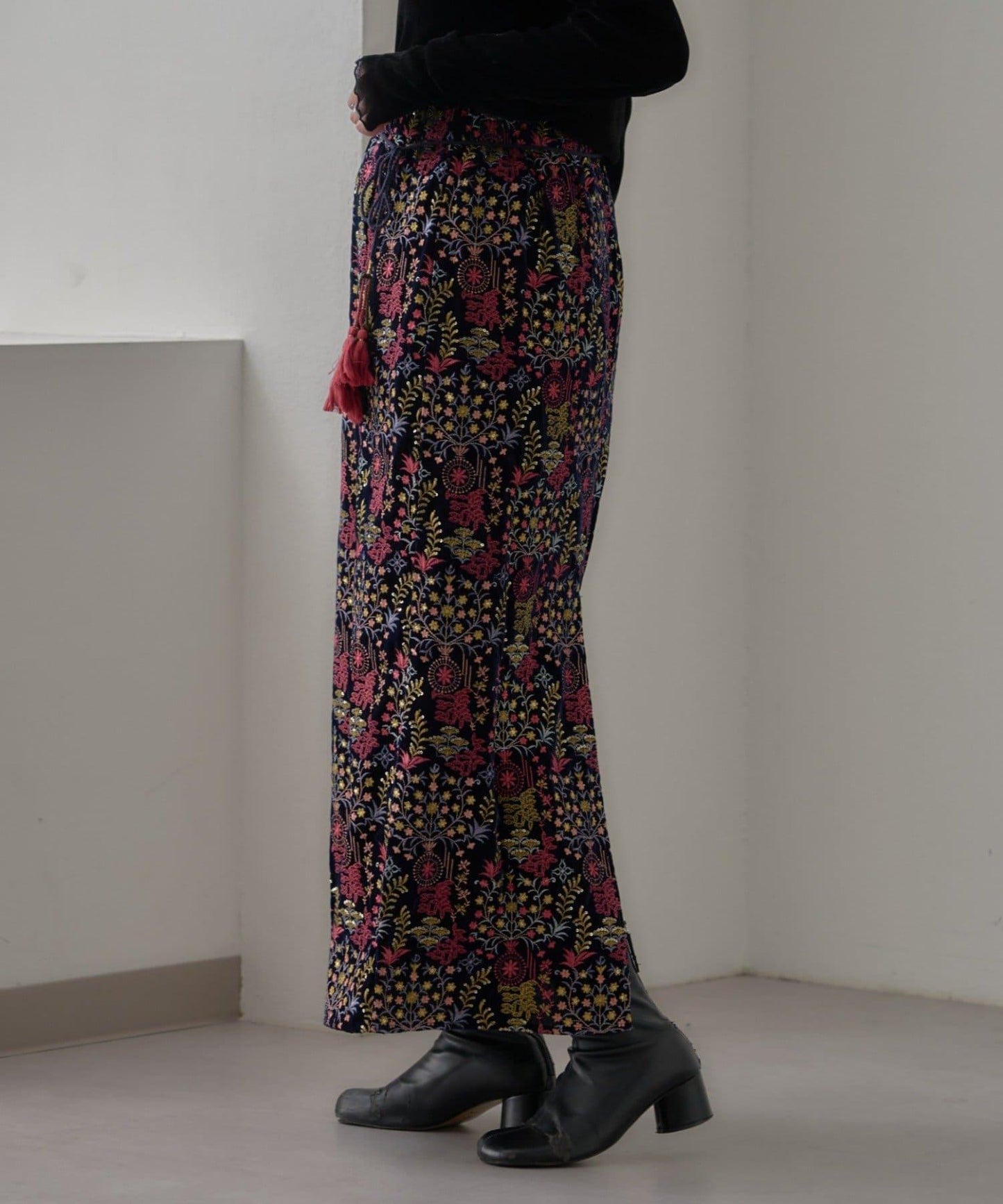 【aguni】天鵝絨刺繡修身半身裙