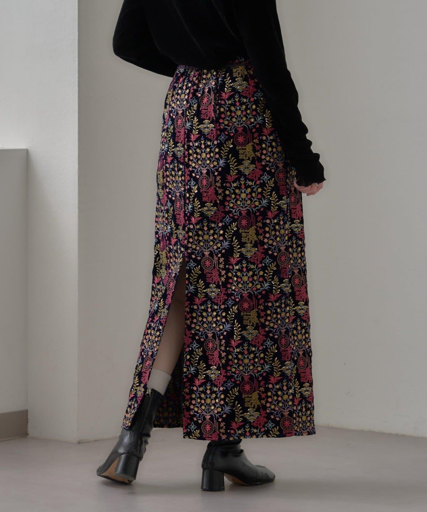 【aguni】天鵝絨刺繡修身半身裙