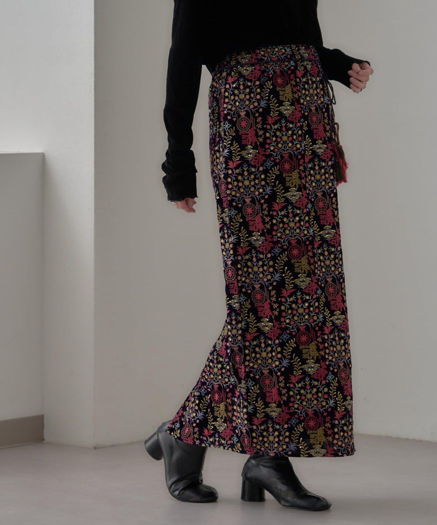 【aguni】天鵝絨刺繡修身半身裙