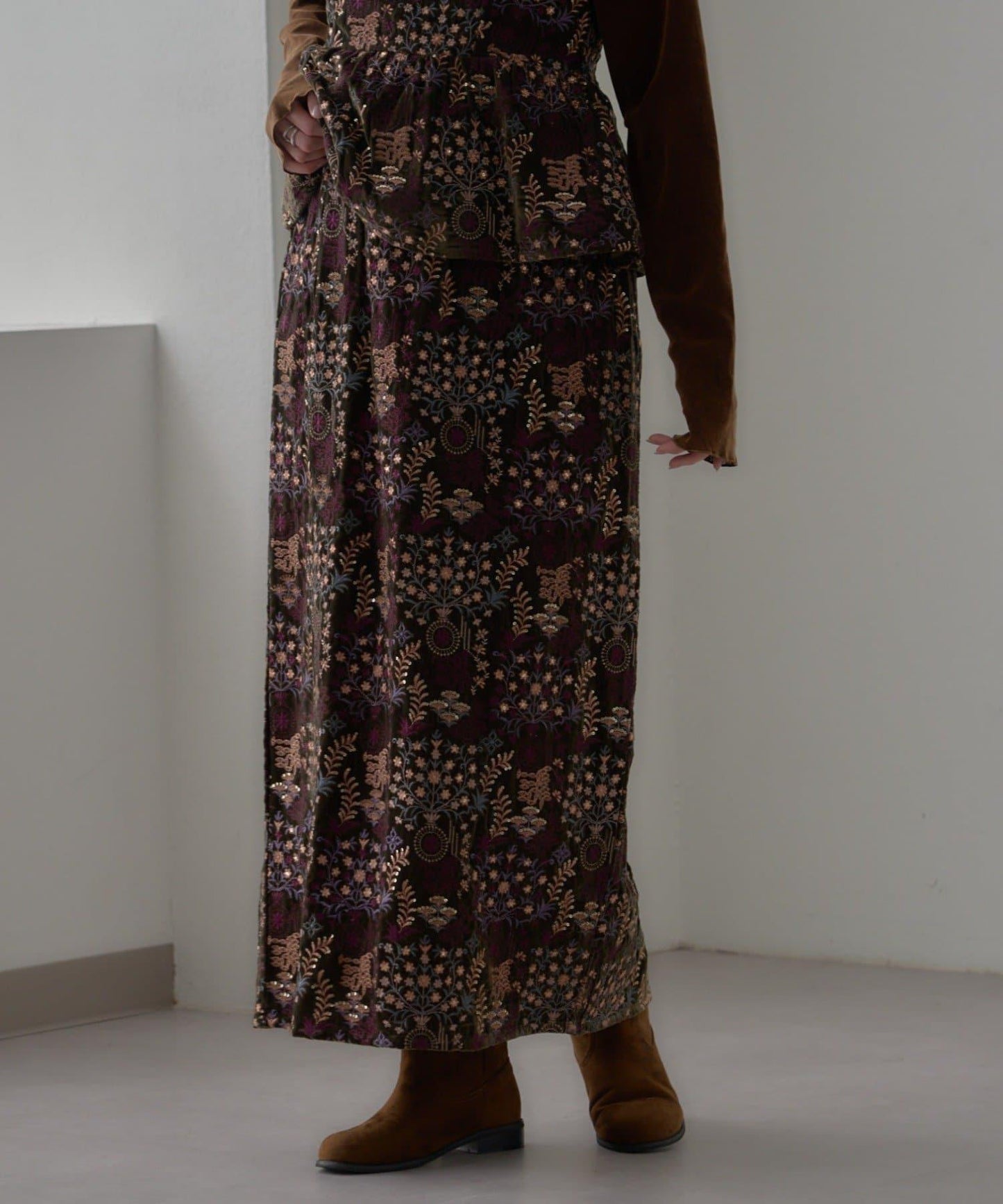 【aguni】天鵝絨刺繡修身半身裙