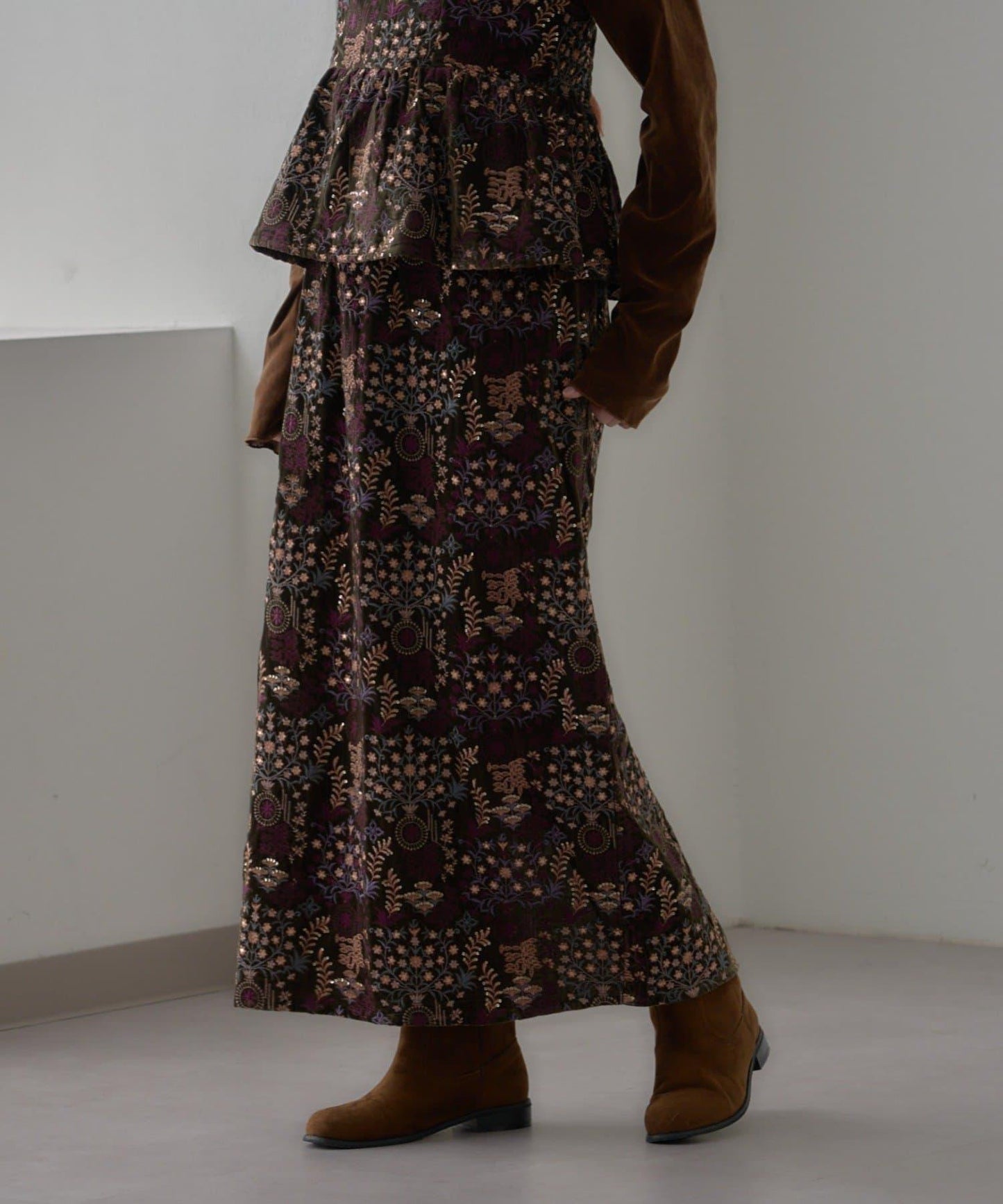 【aguni】天鵝絨刺繡修身半身裙