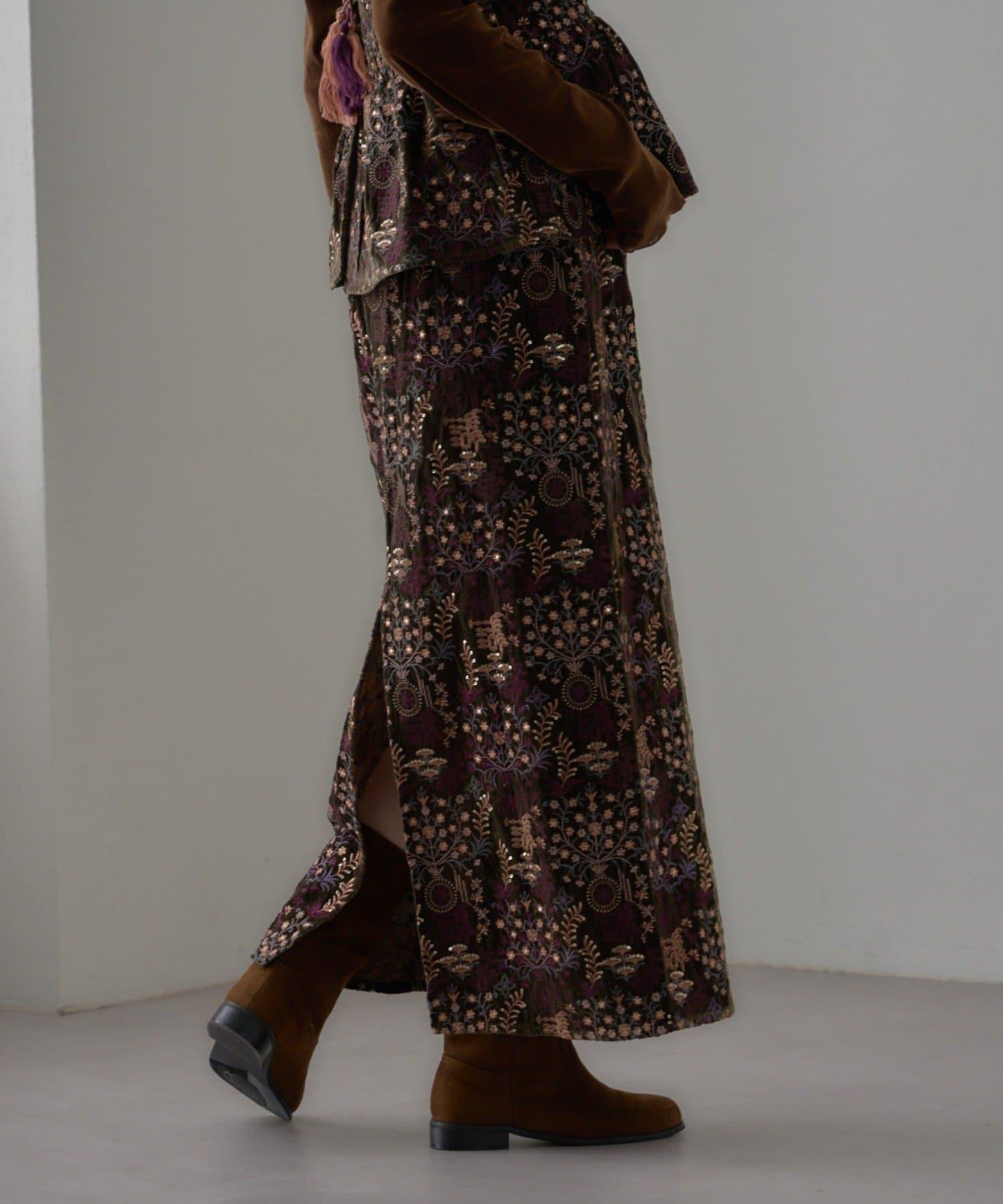 【aguni】天鵝絨刺繡修身半身裙