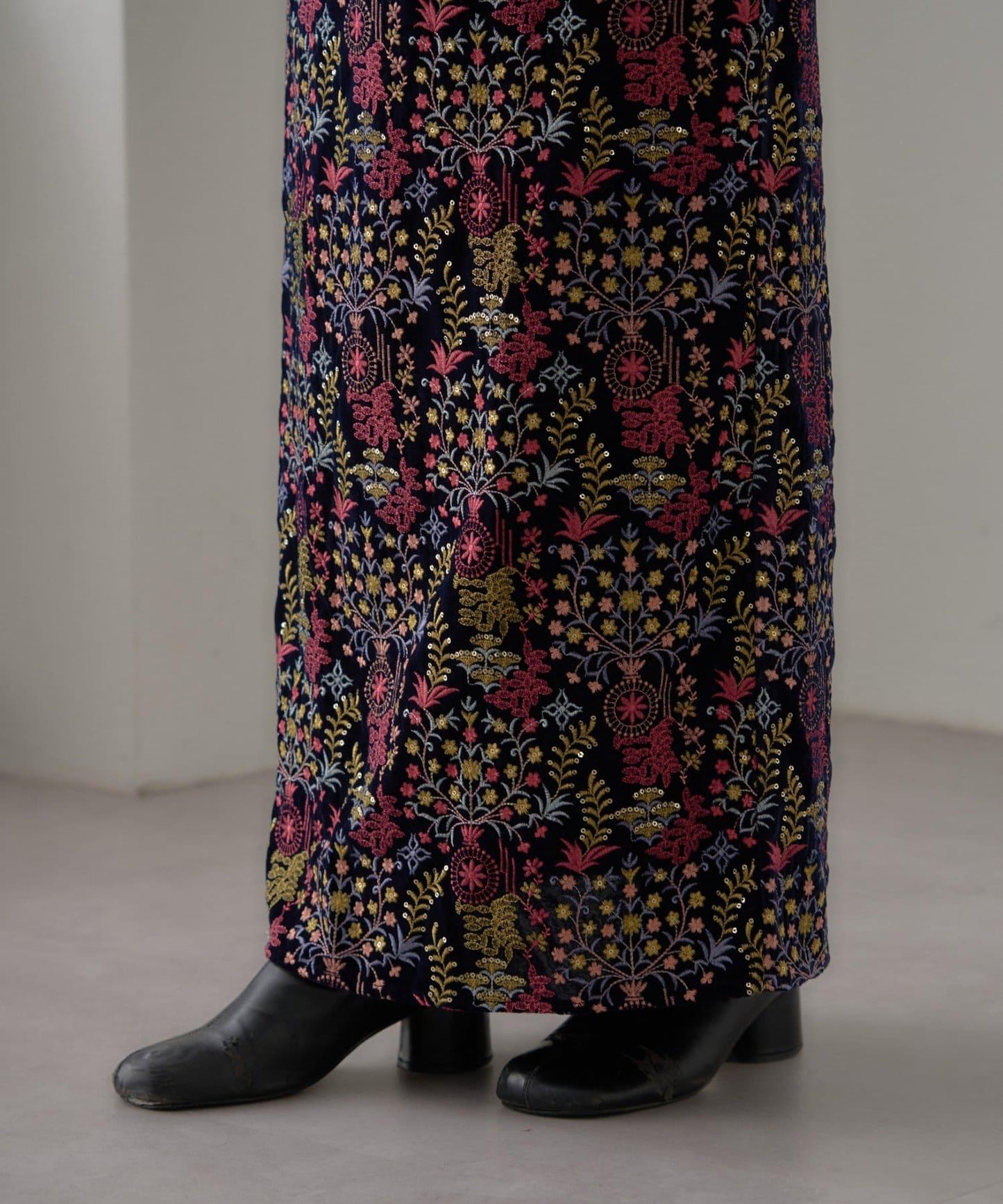 【aguni】天鵝絨刺繡修身半身裙