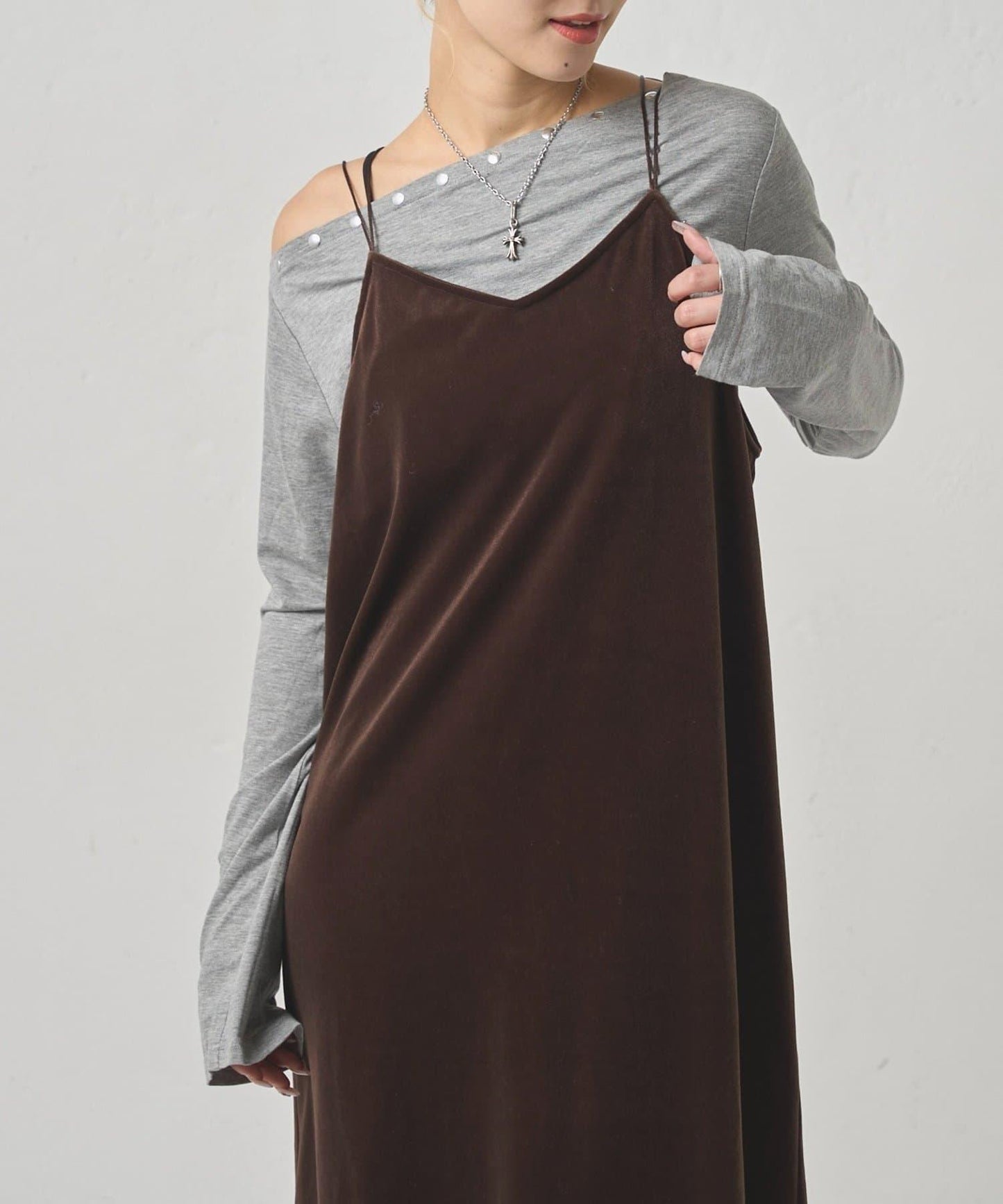 【WHO'S WHO gallery】天鵝絨I型吊帶連衣裙