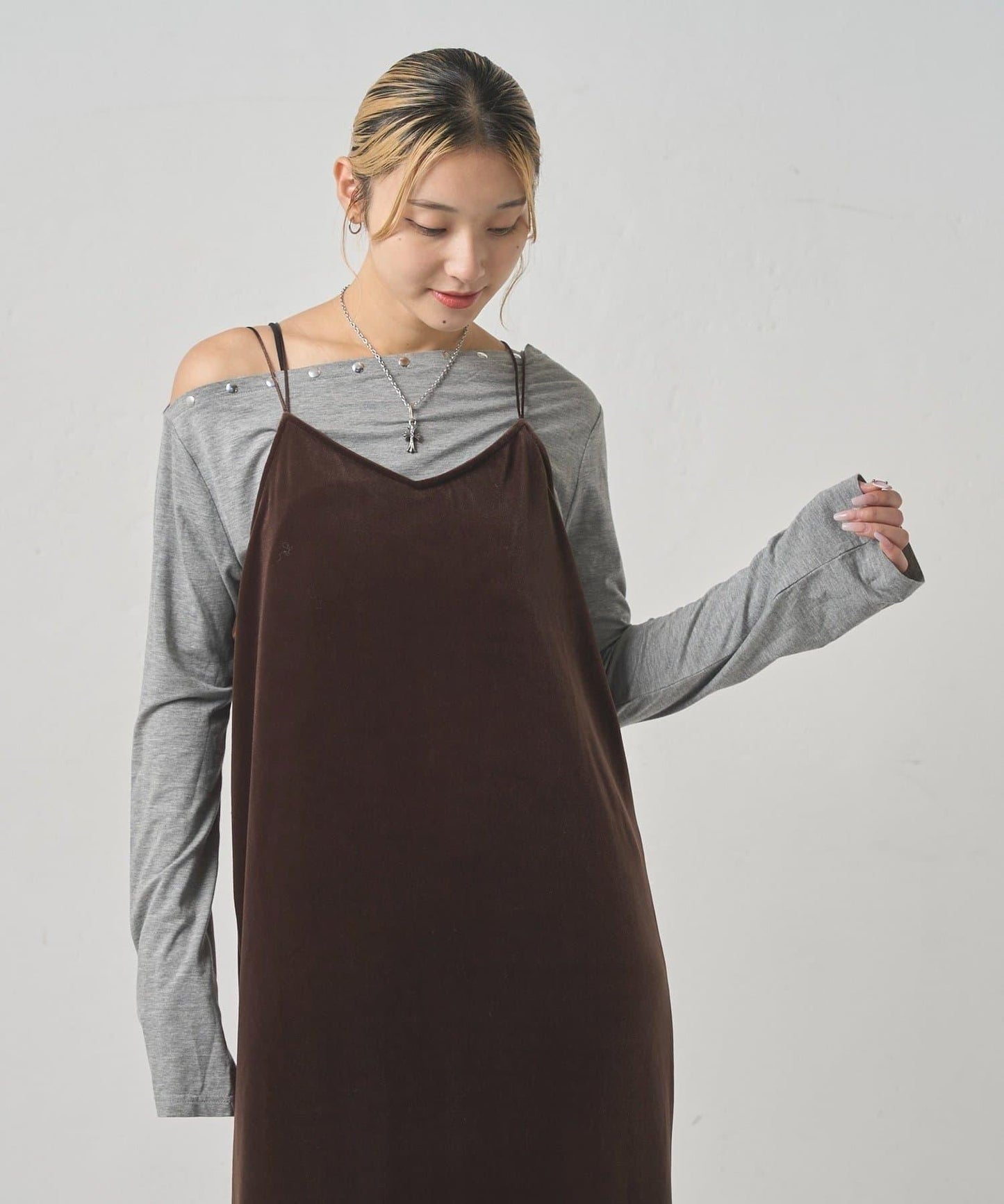 【WHO'S WHO gallery】天鵝絨I型吊帶連衣裙