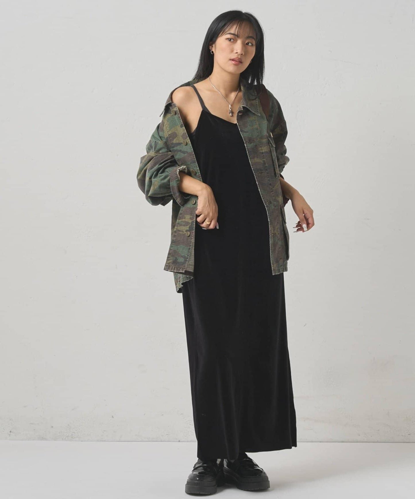 【WHO'S WHO gallery】天鵝絨I型吊帶連衣裙