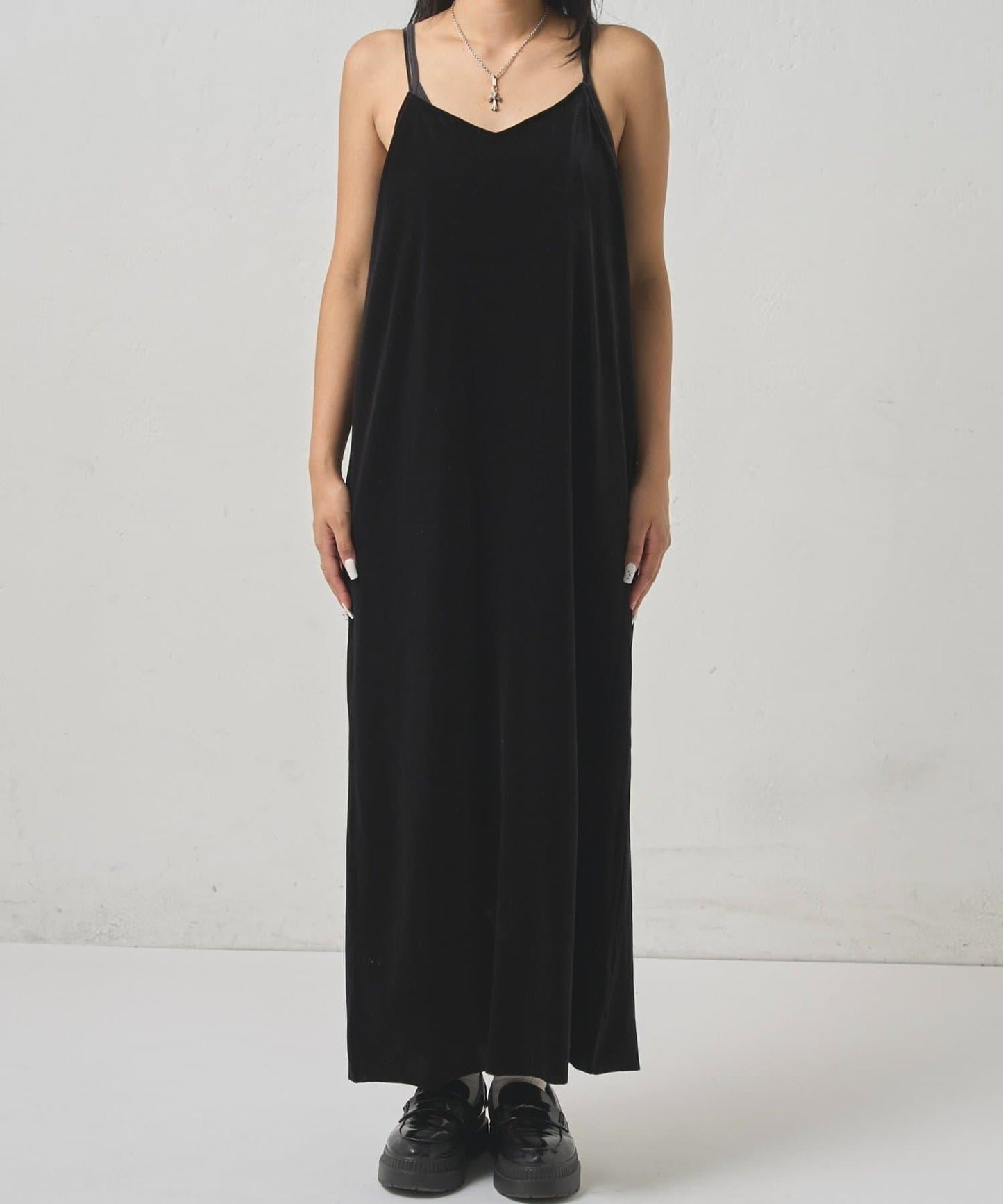 【WHO'S WHO gallery】天鵝絨I型吊帶連衣裙