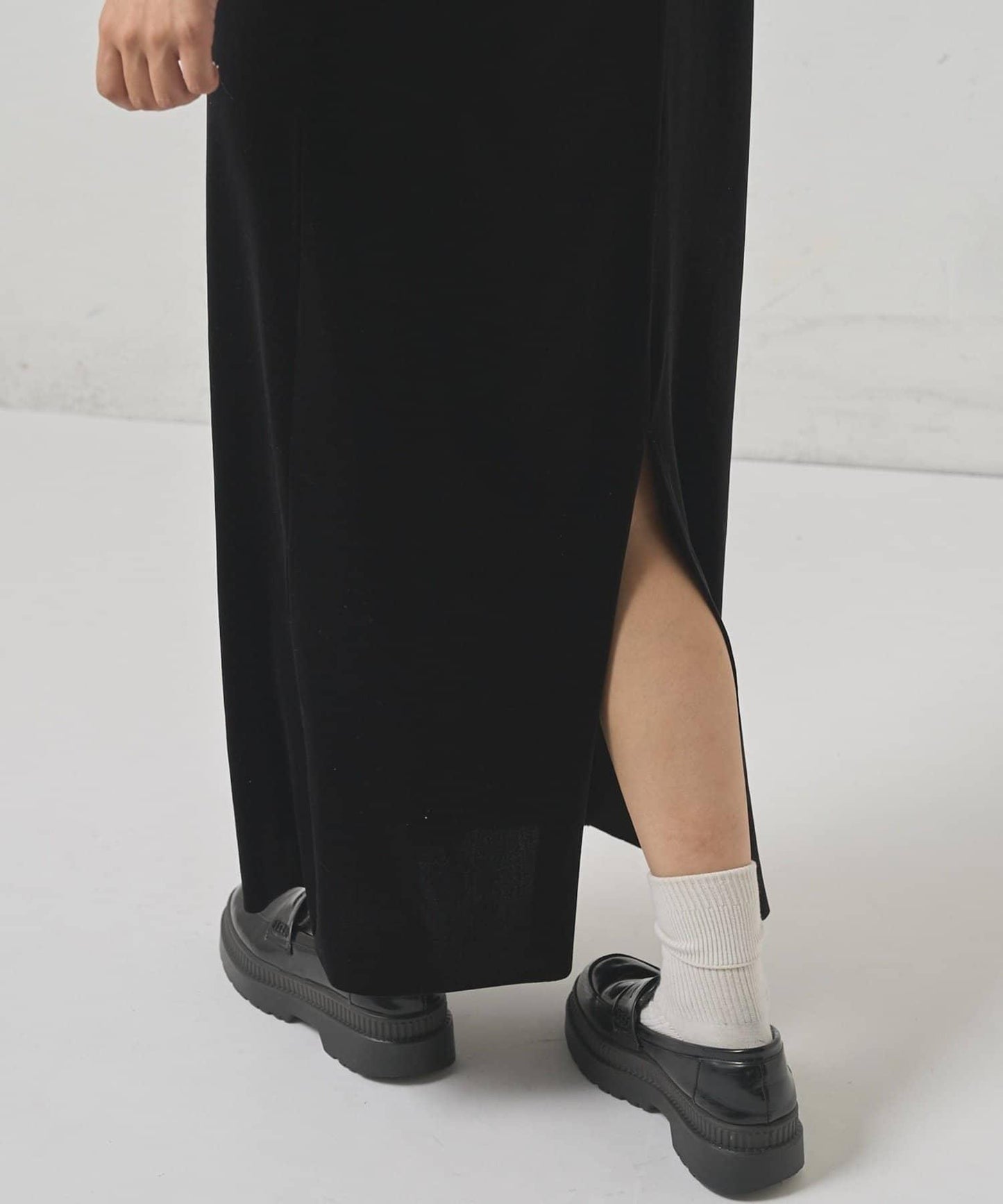 【WHO'S WHO gallery】天鵝絨I型吊帶連衣裙