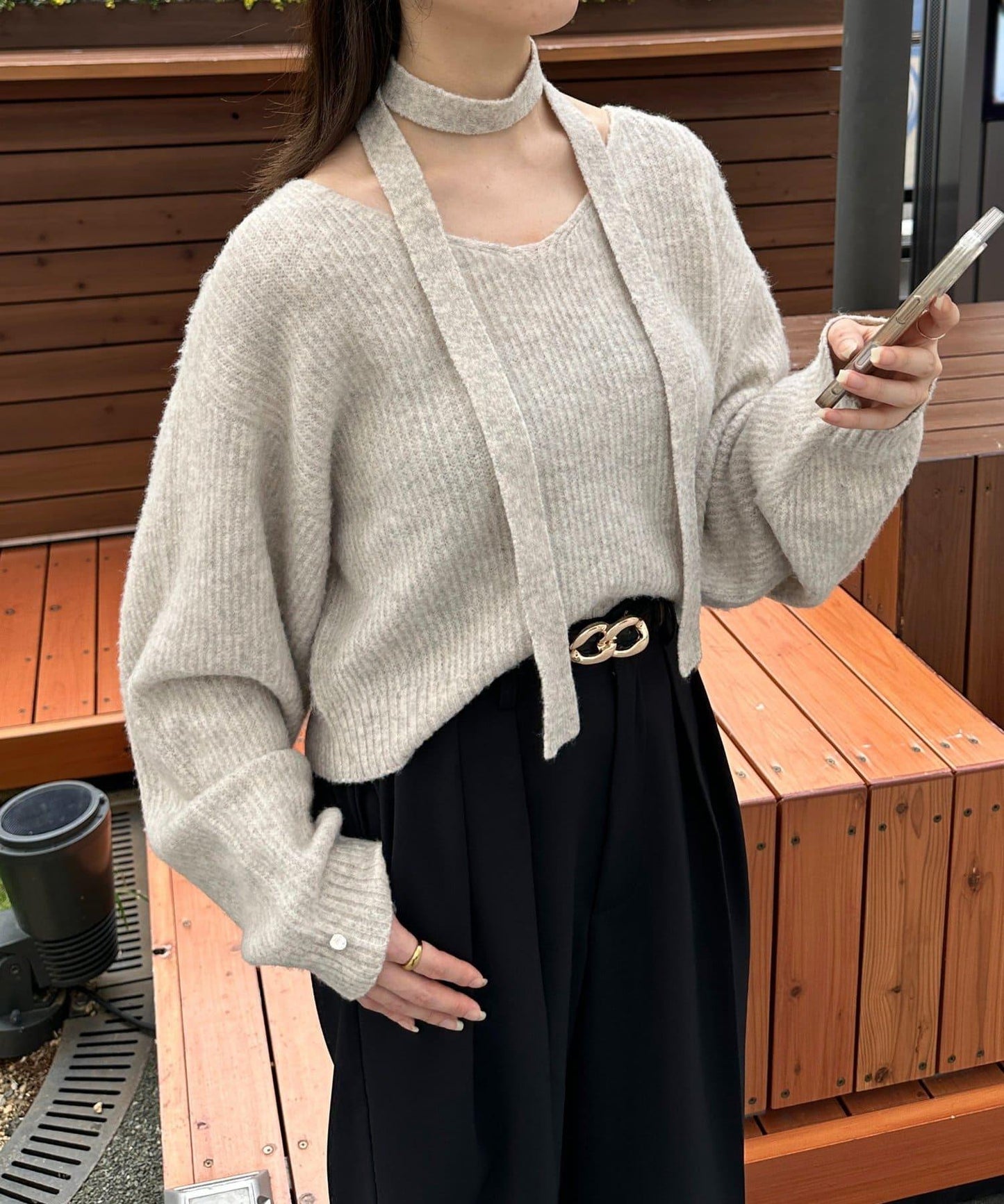 附項鍊V領針織衫