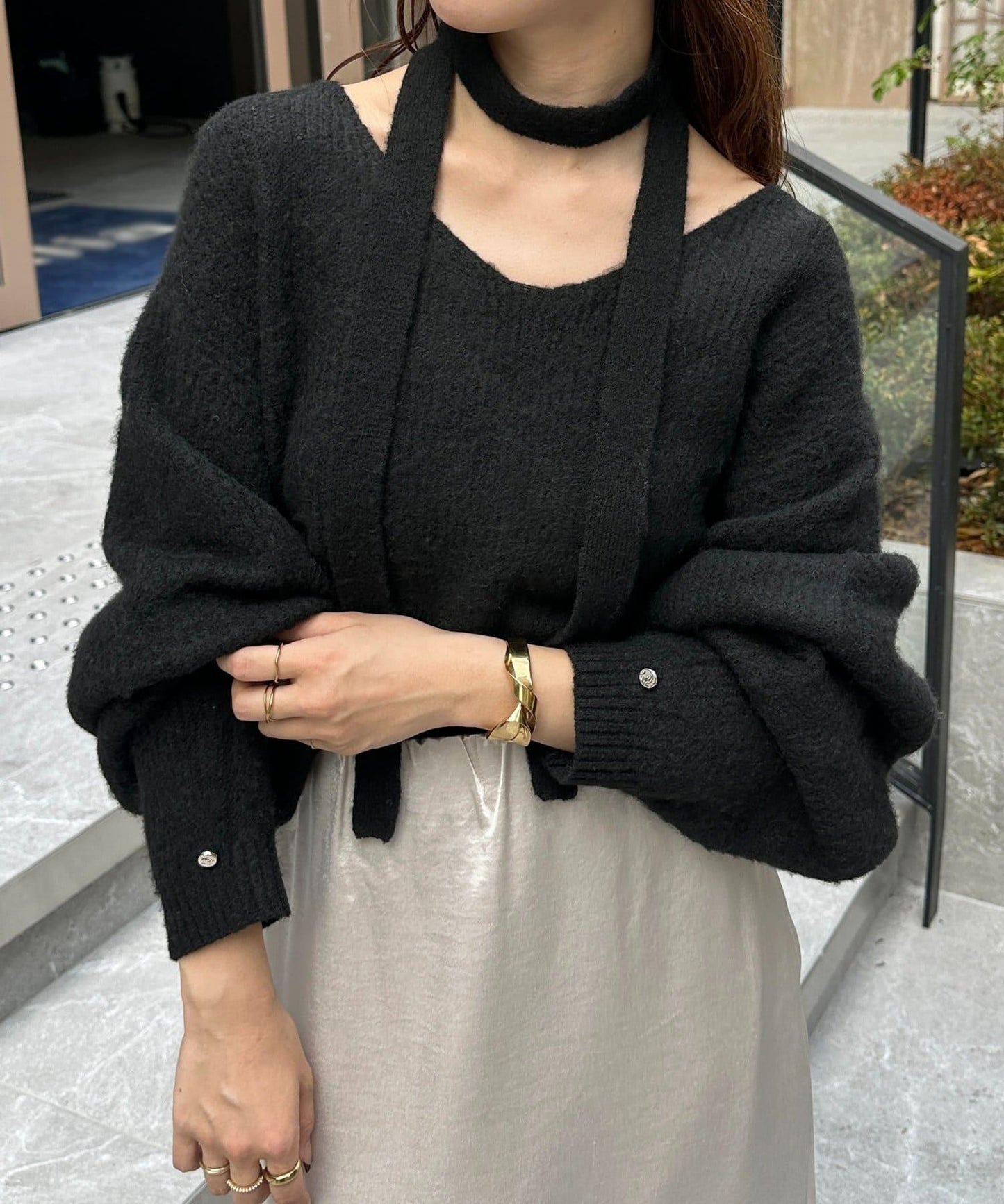 附項鍊V領針織衫