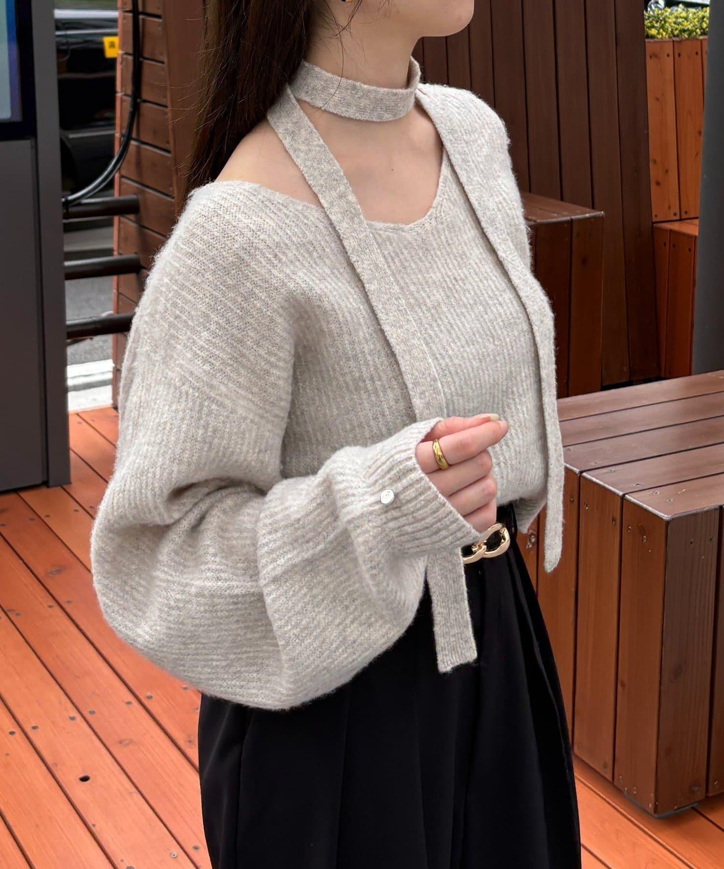 附項鍊V領針織衫
