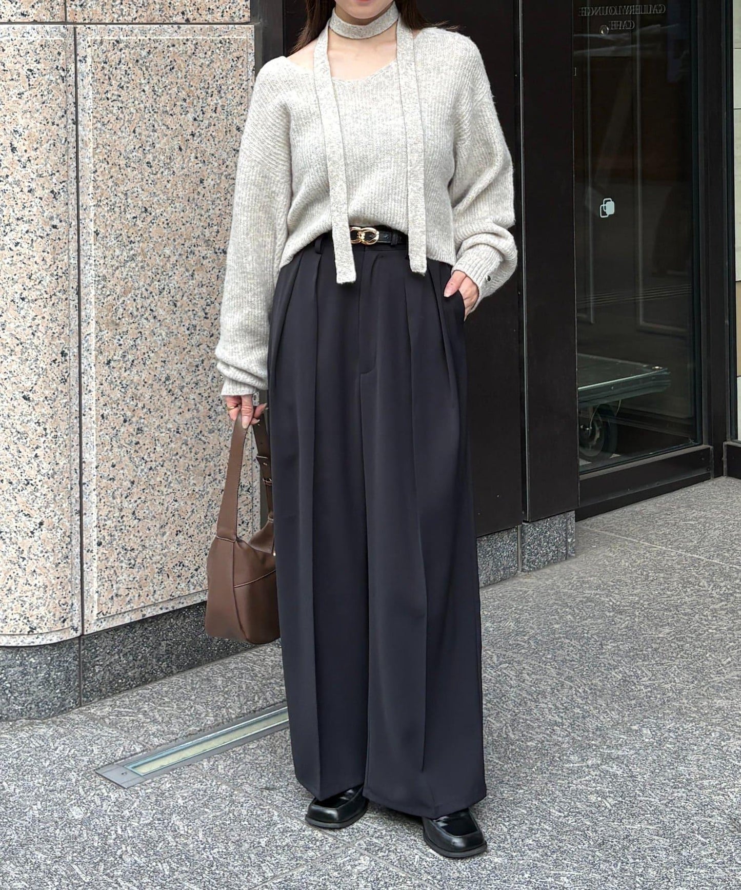 附項鍊V領針織衫