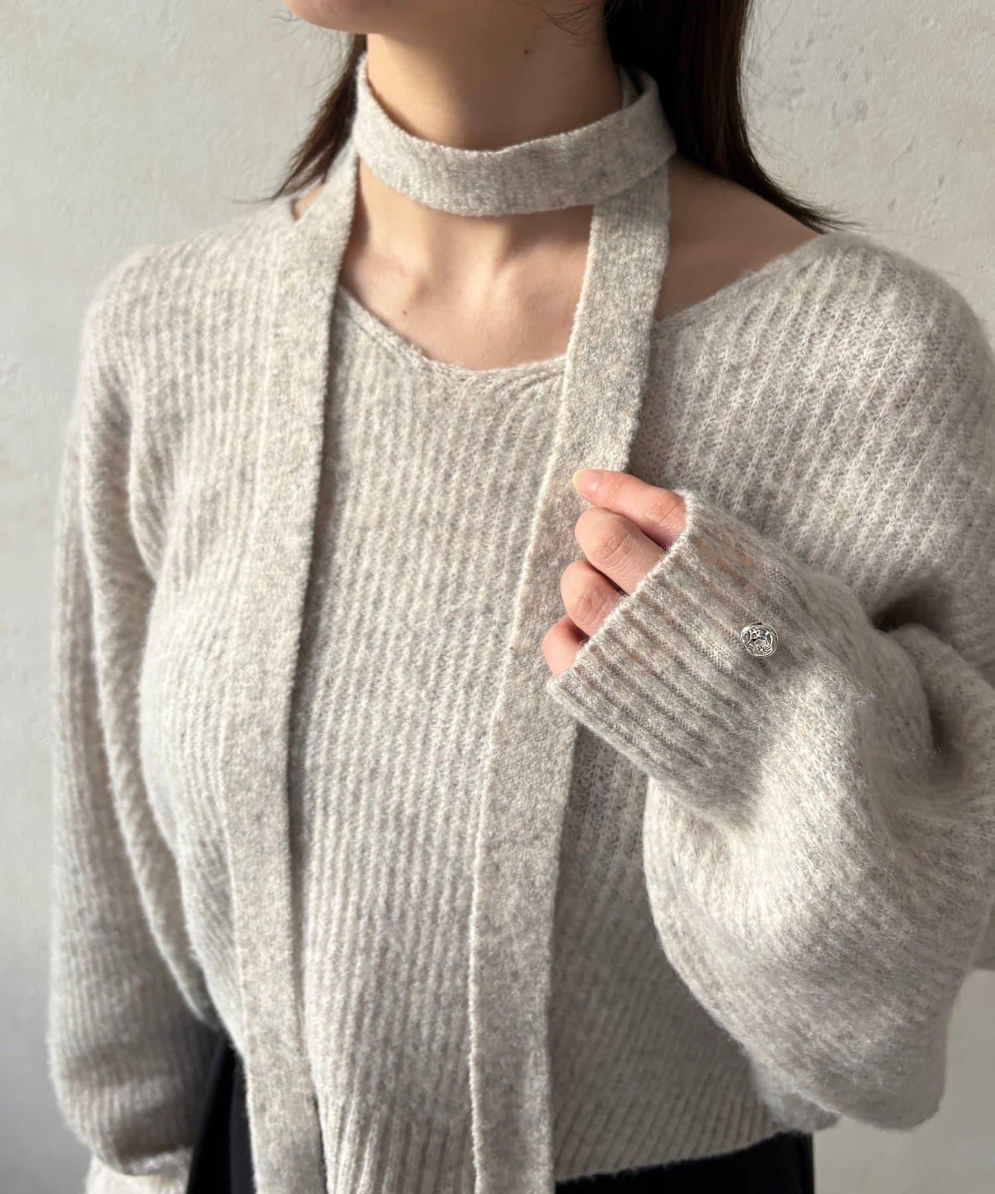 附項鍊V領針織衫