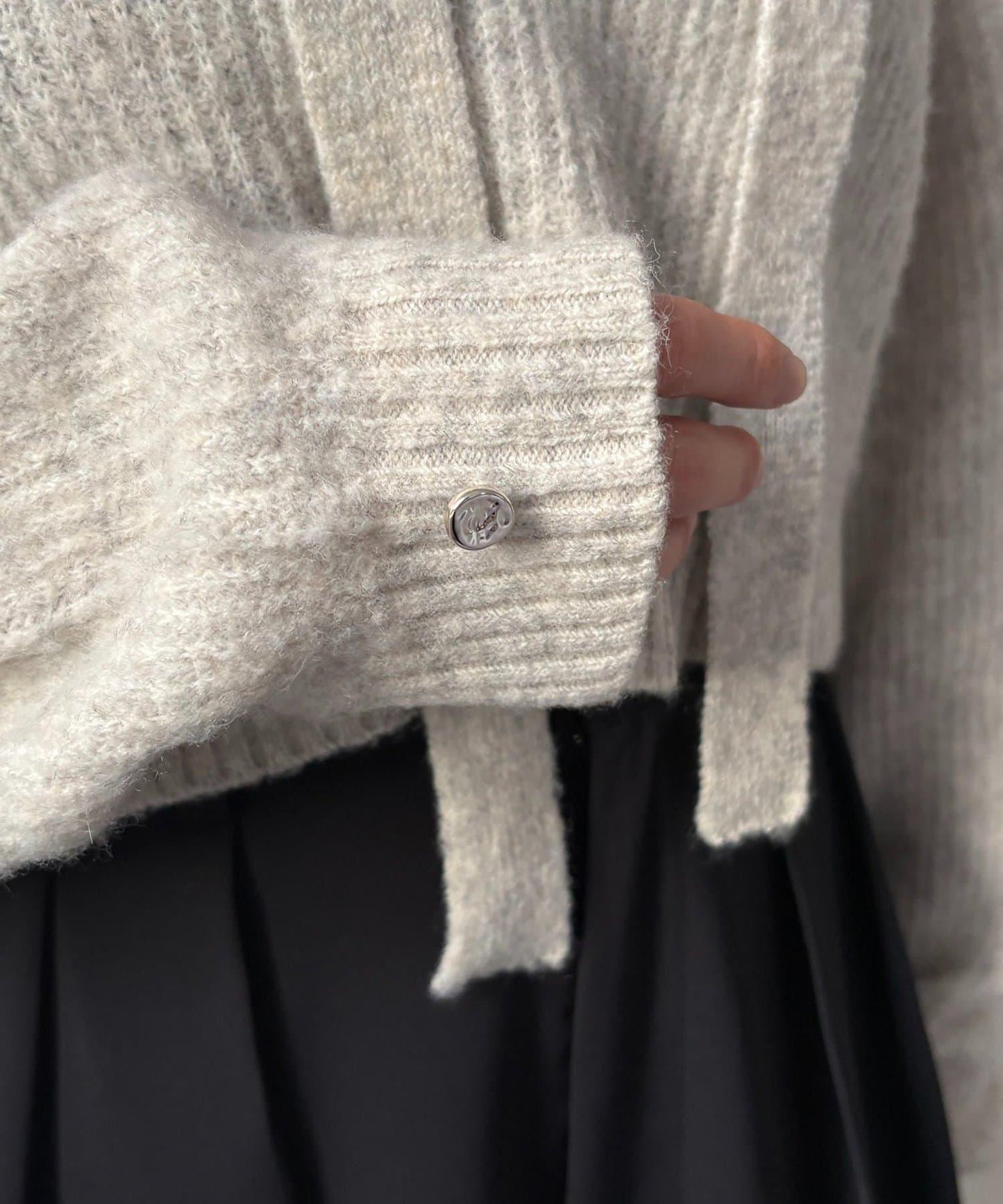 附項鍊V領針織衫