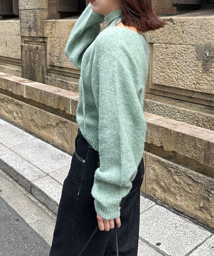 附項鍊V領針織衫