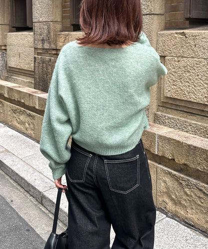 附項鍊V領針織衫