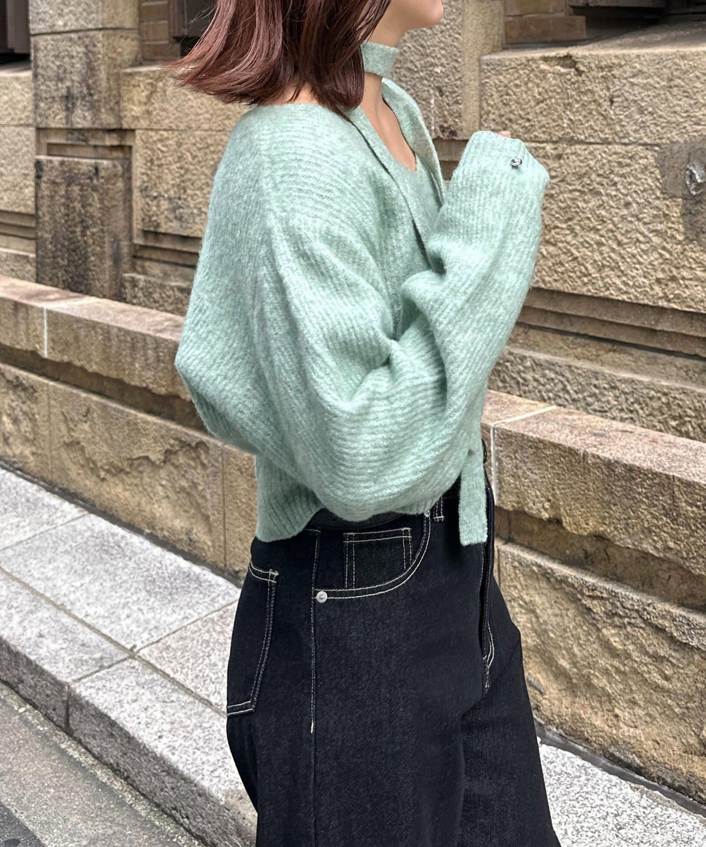 附項鍊V領針織衫