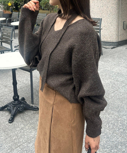 附項鍊V領針織衫