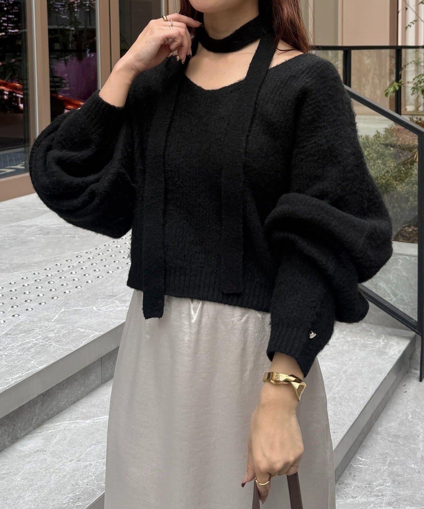 附項鍊V領針織衫