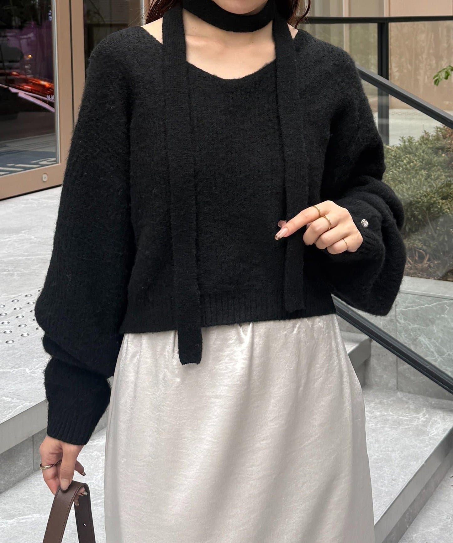 附項鍊V領針織衫