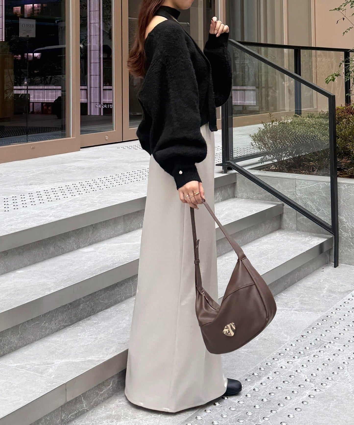 附項鍊V領針織衫