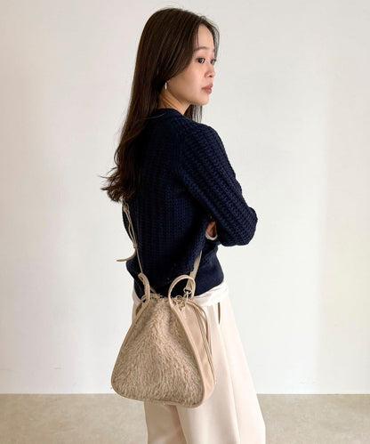 異材質毛絨三角包