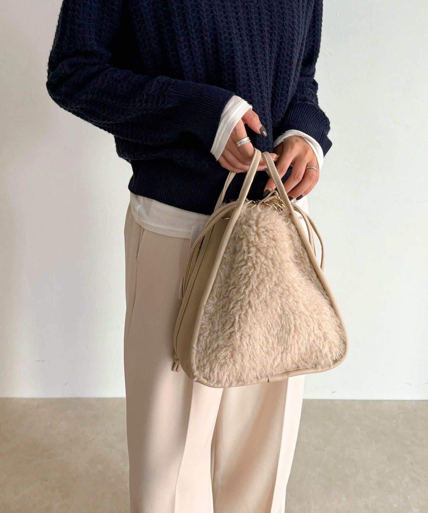 異材質毛絨三角包