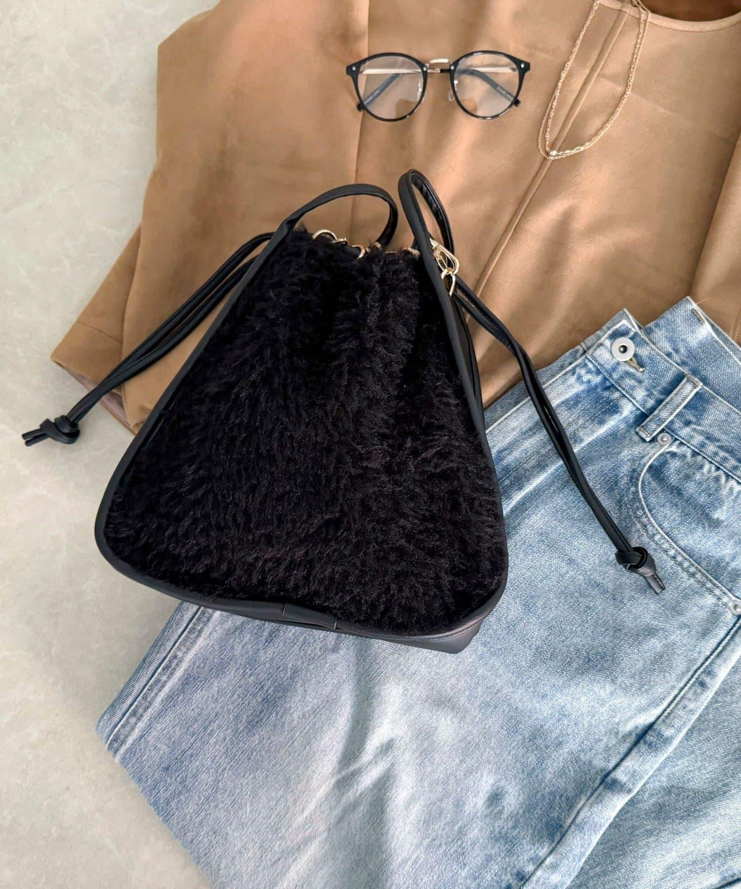 異材質毛絨三角包