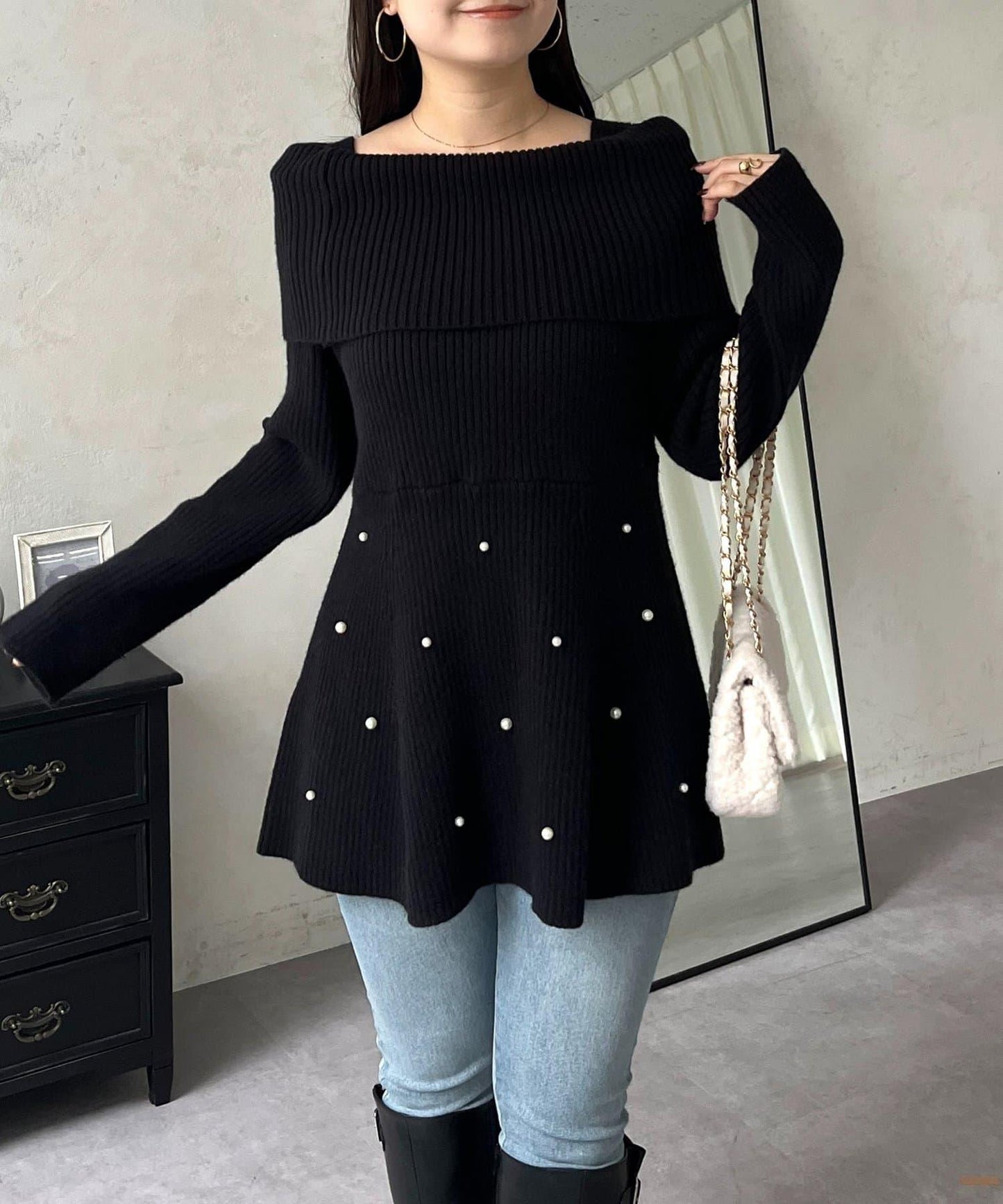 【防靜電】下襬珍珠一字肩荷葉邊針織衫