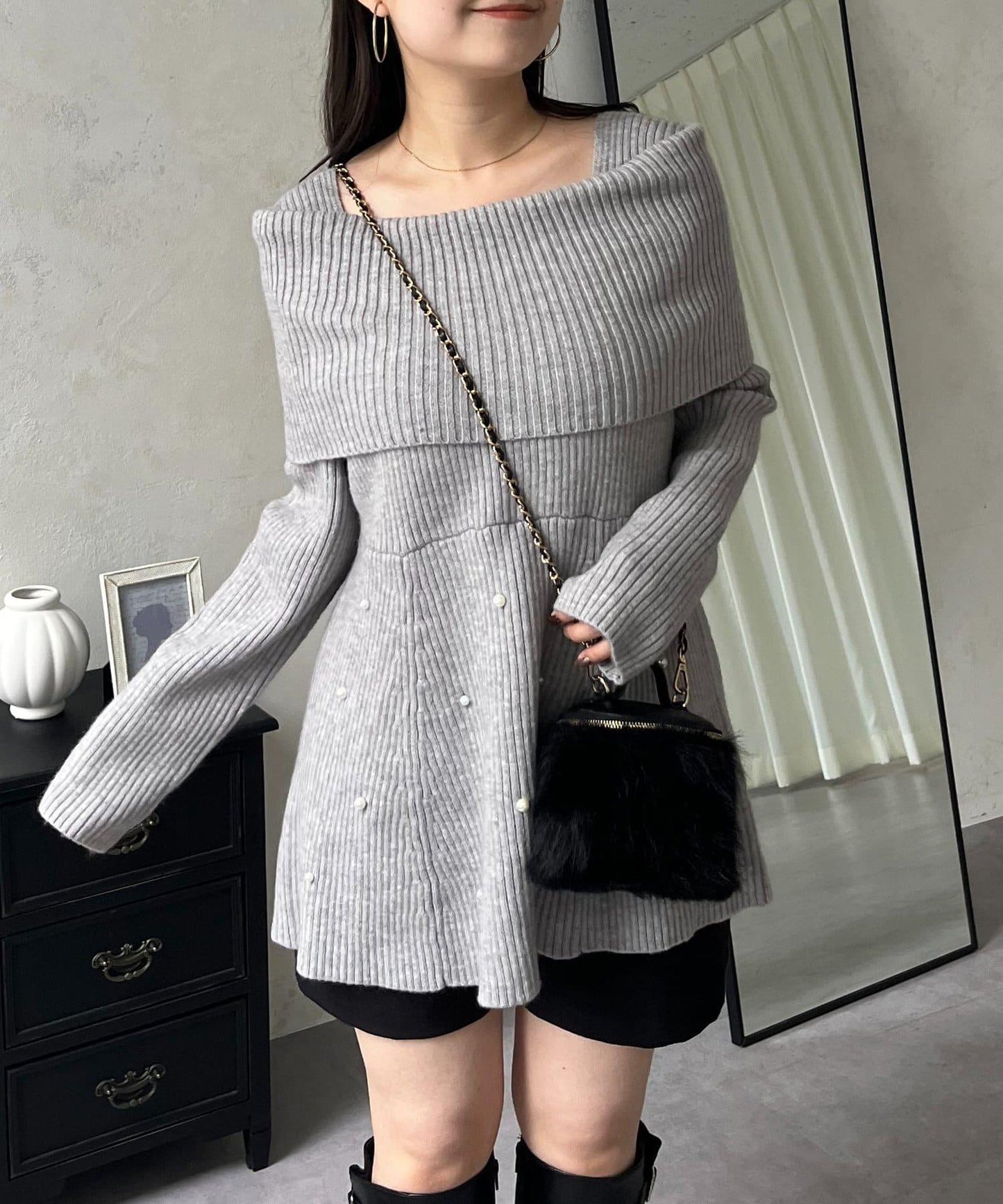 【防靜電】下襬珍珠一字肩荷葉邊針織衫