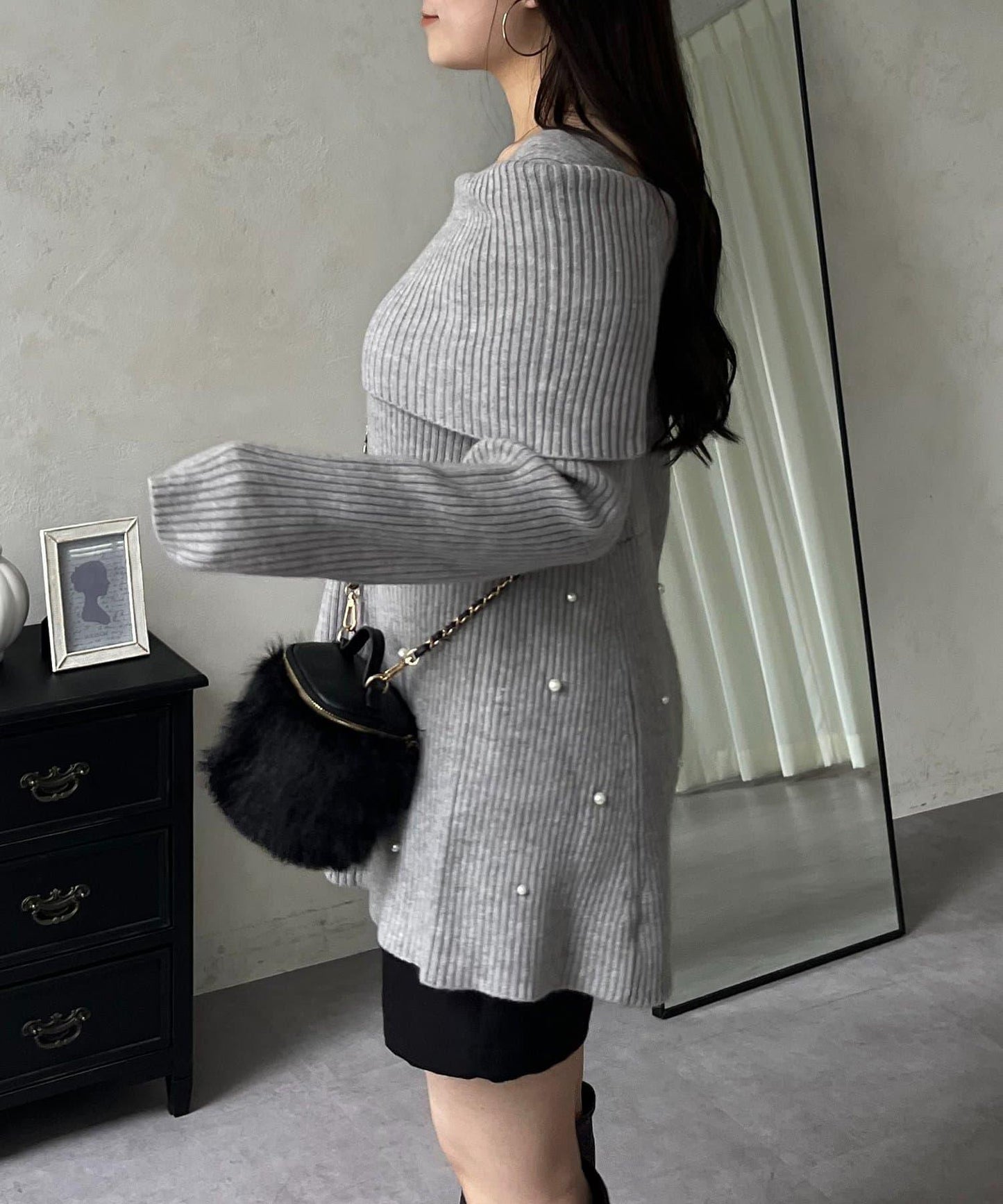 【防靜電】下襬珍珠一字肩荷葉邊針織衫