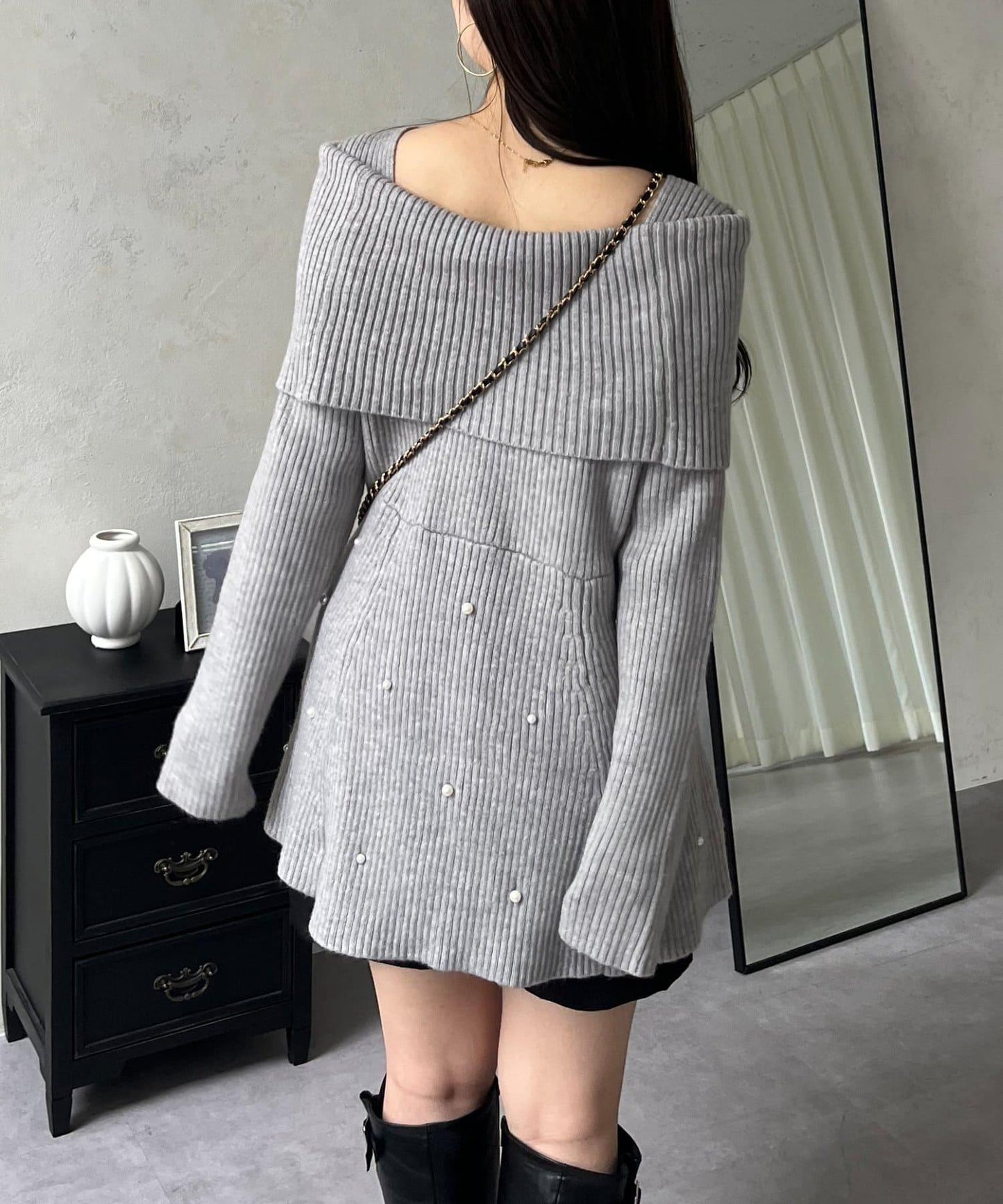 【防靜電】下襬珍珠一字肩荷葉邊針織衫