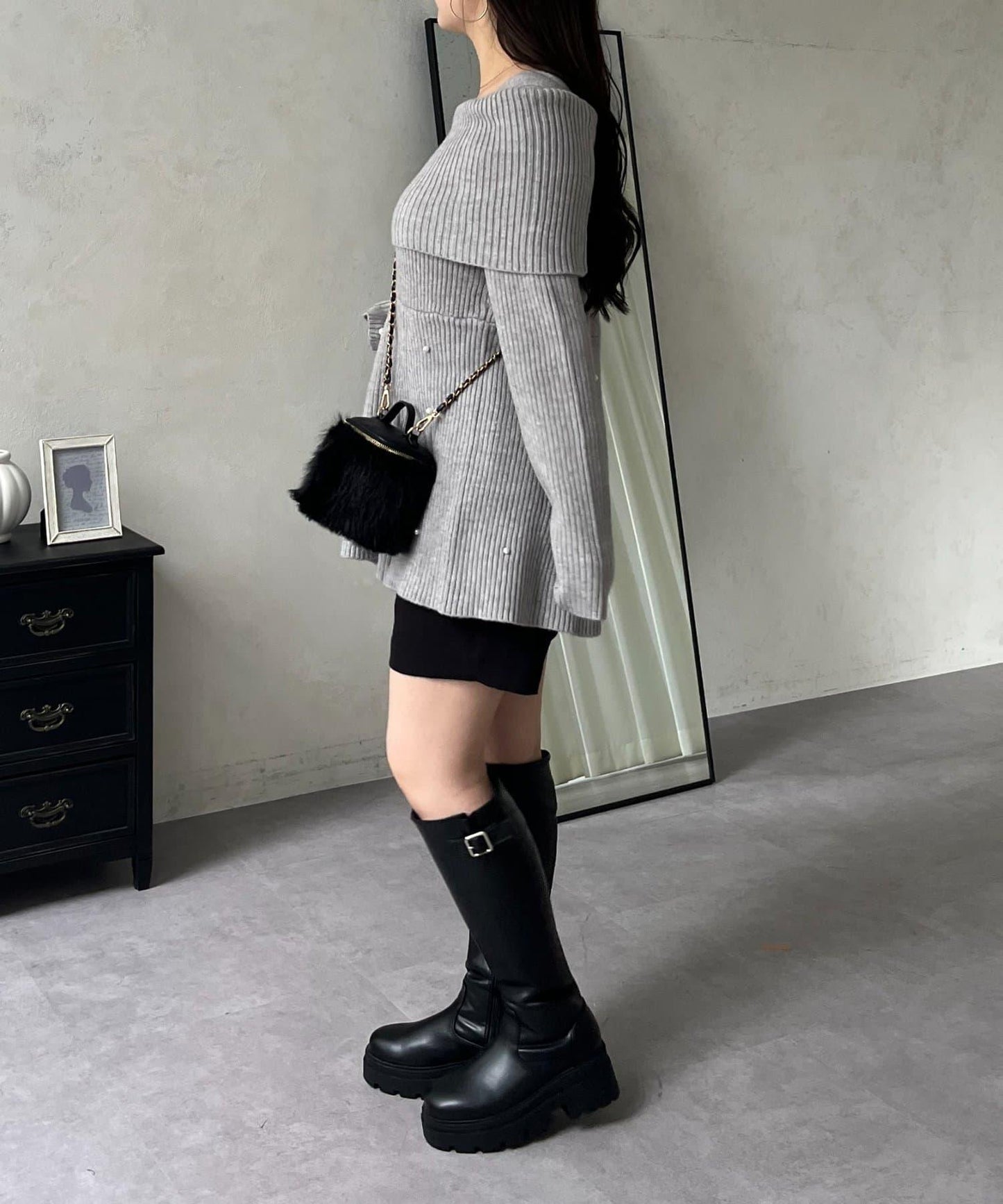 【防靜電】下襬珍珠一字肩荷葉邊針織衫